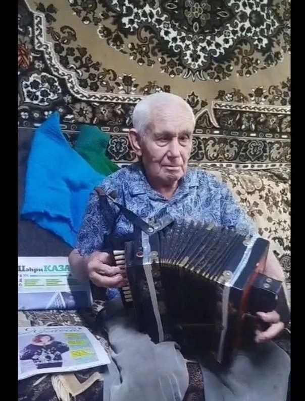 Җиде яшеннән кулыннан гармун төшмәгән