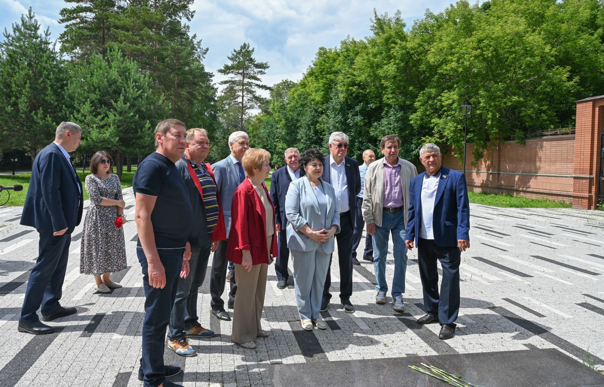 Депутатлар төрле елларда эшләгән парламент җитәкчеләрен искә алды