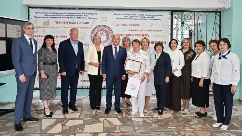 Марат Әхмәтов Чистайда татар теле, мәгариф һәм мәдәни мирасны саклау эшләре белән танышты