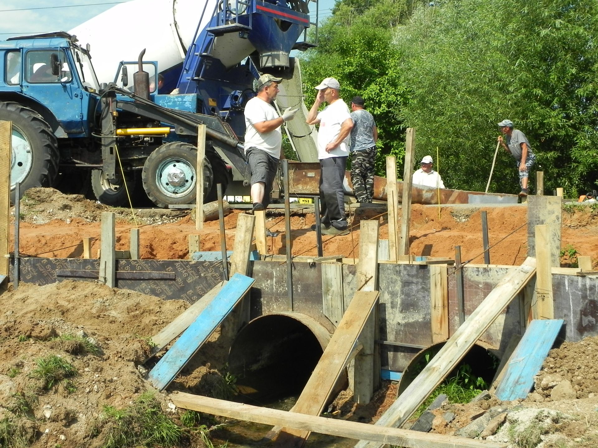 Балтач авылы ир-атлары мәш килеп күпер төзекләндерә