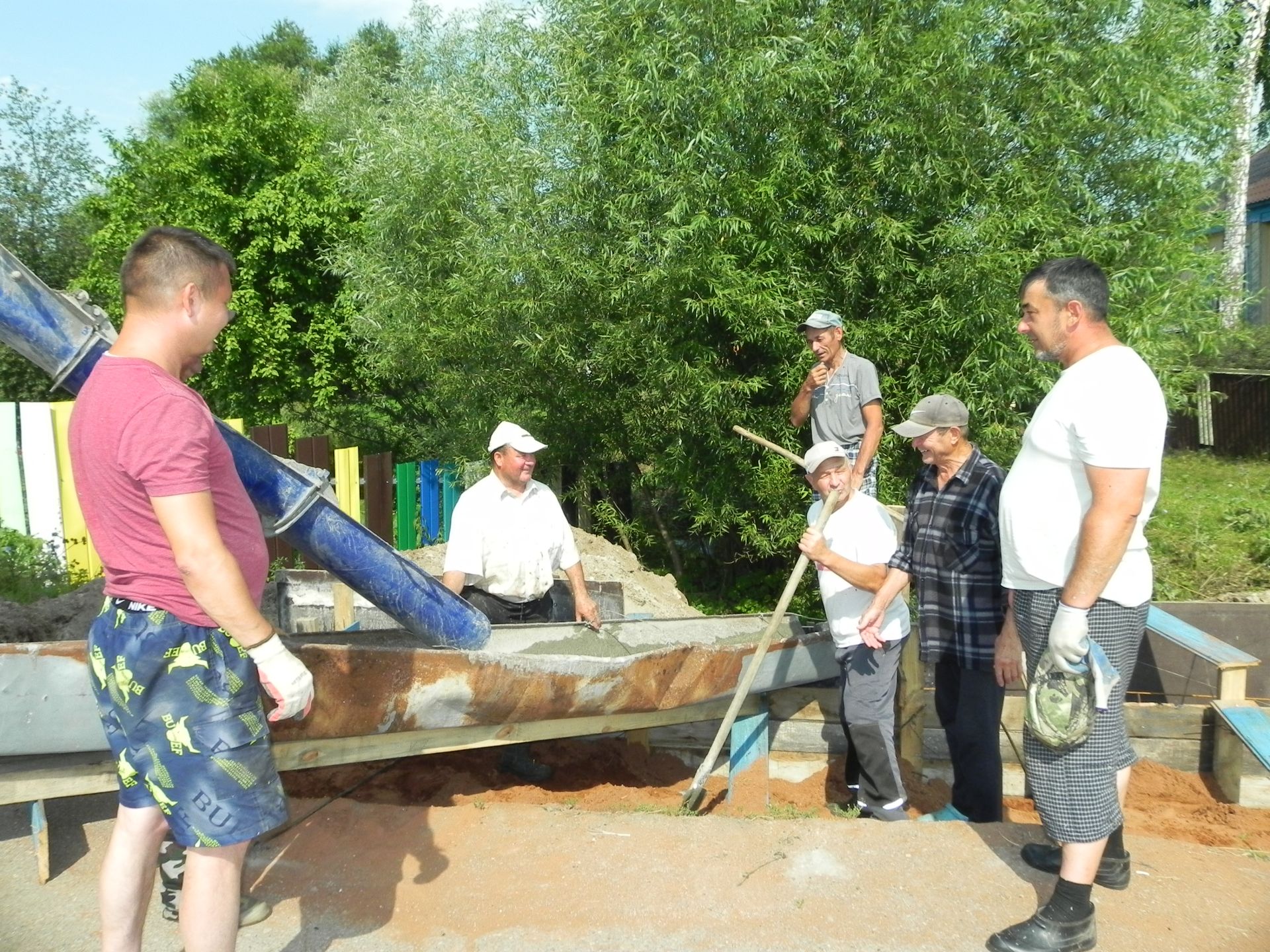 Балтач авылы ир-атлары мәш килеп күпер төзекләндерә
