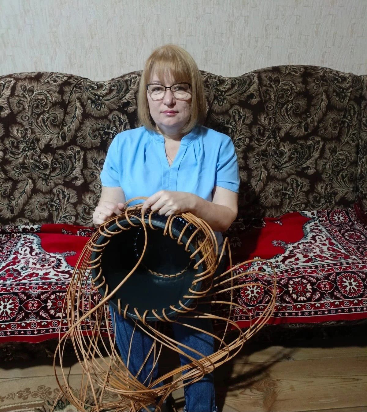 Апас кызы Лилия Яруллина ротангтан гөл савытлары һәм сәйләннән чәчәкләр ясап сокландыра