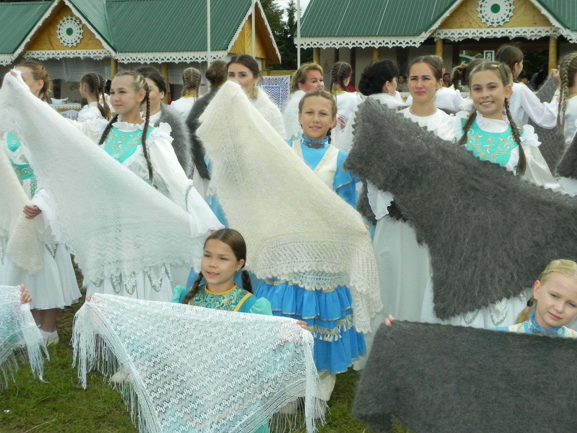 Яңгыр яумады, хатын-кызлар мамык шәлләрне болгап кына йөрде
