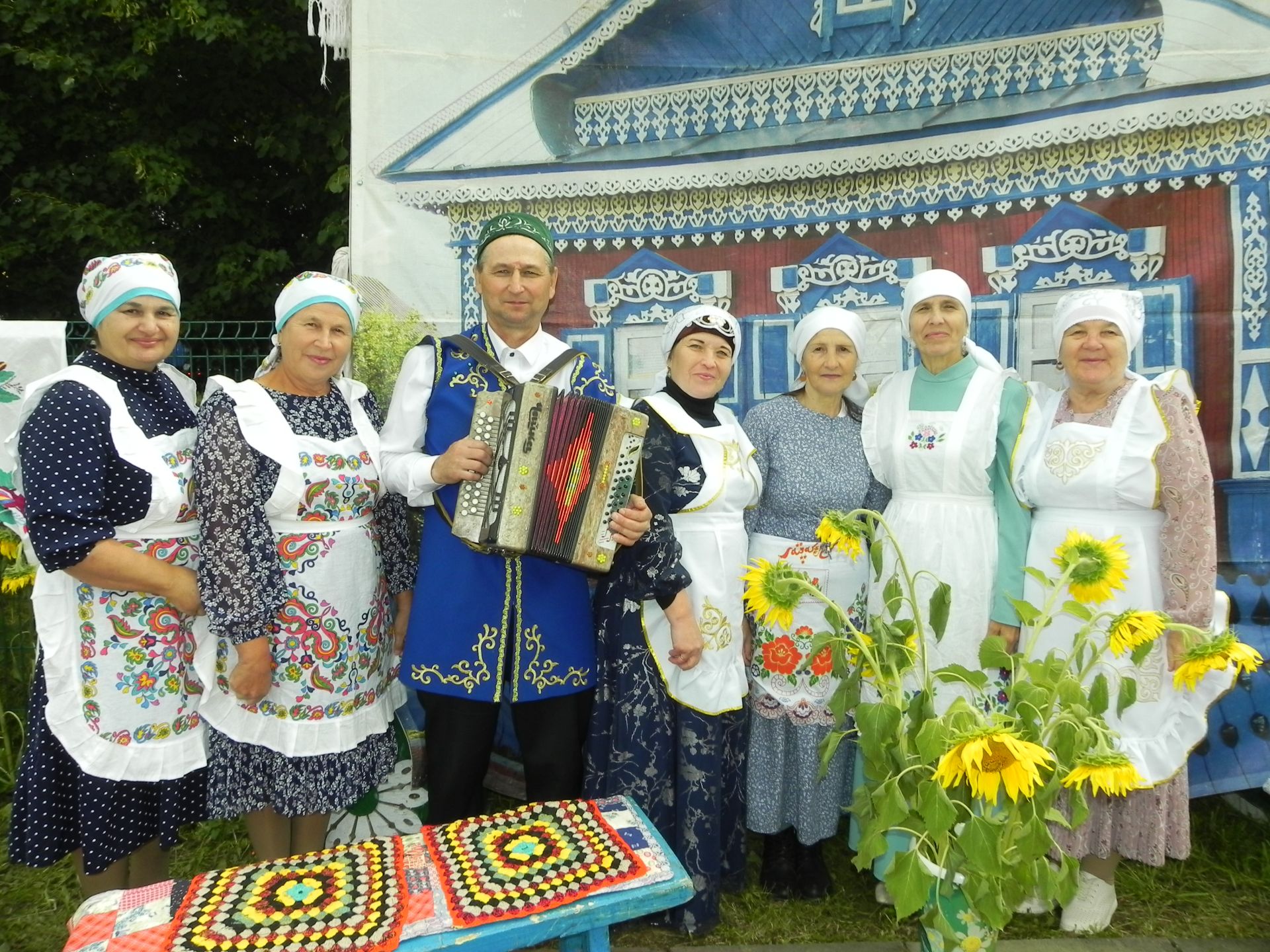 Яңгыр яумады, хатын-кызлар мамык шәлләрне болгап кына йөрде