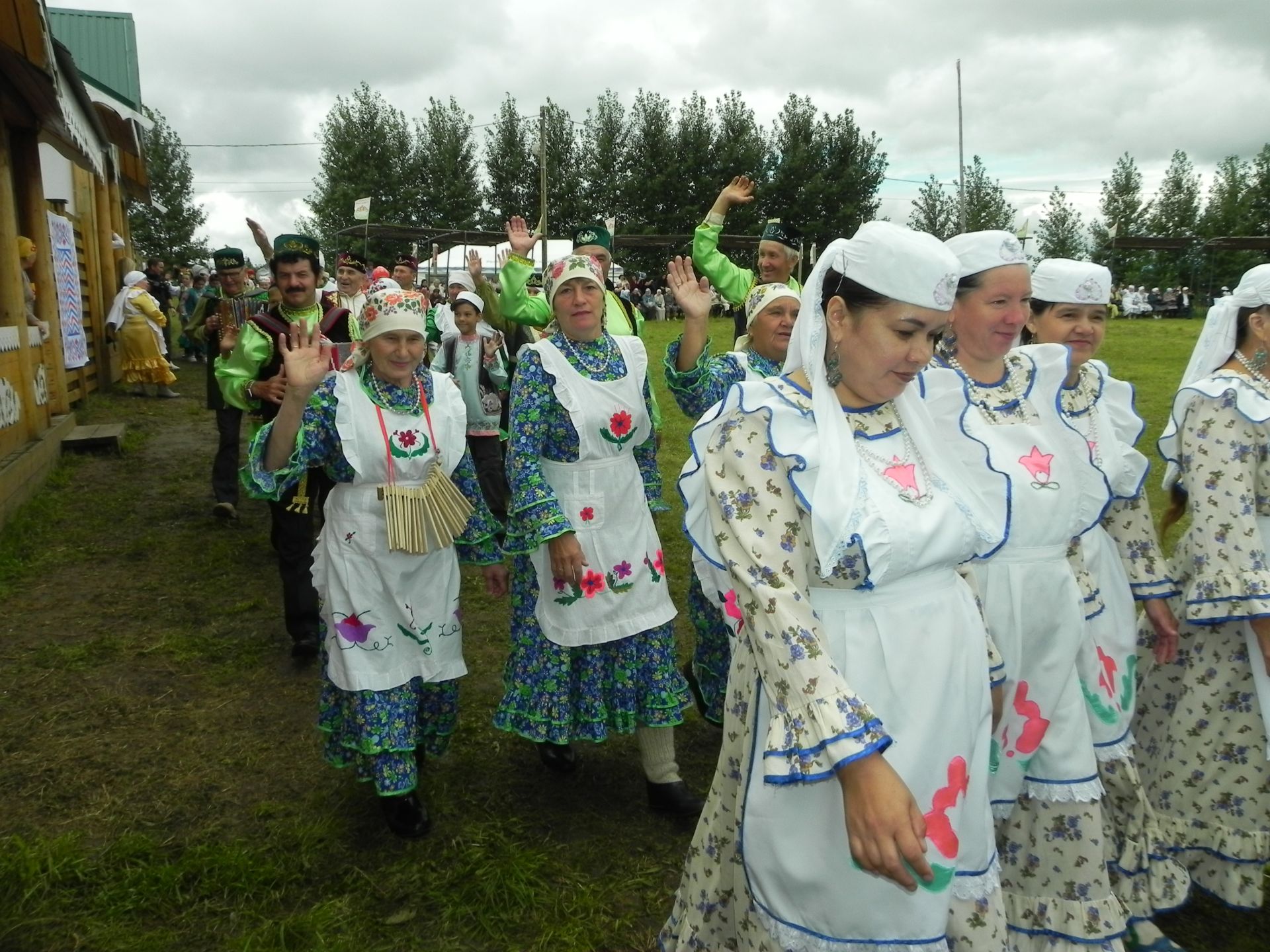 Яңгыр яумады, хатын-кызлар мамык шәлләрне болгап кына йөрде
