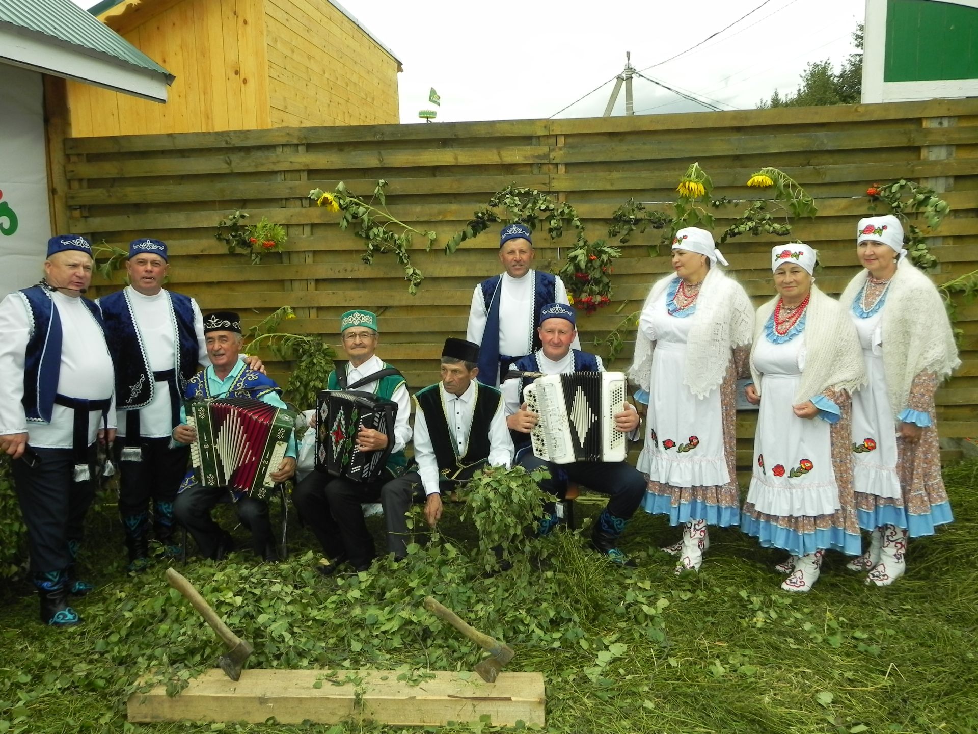 Яңгыр яумады, хатын-кызлар мамык шәлләрне болгап кына йөрде