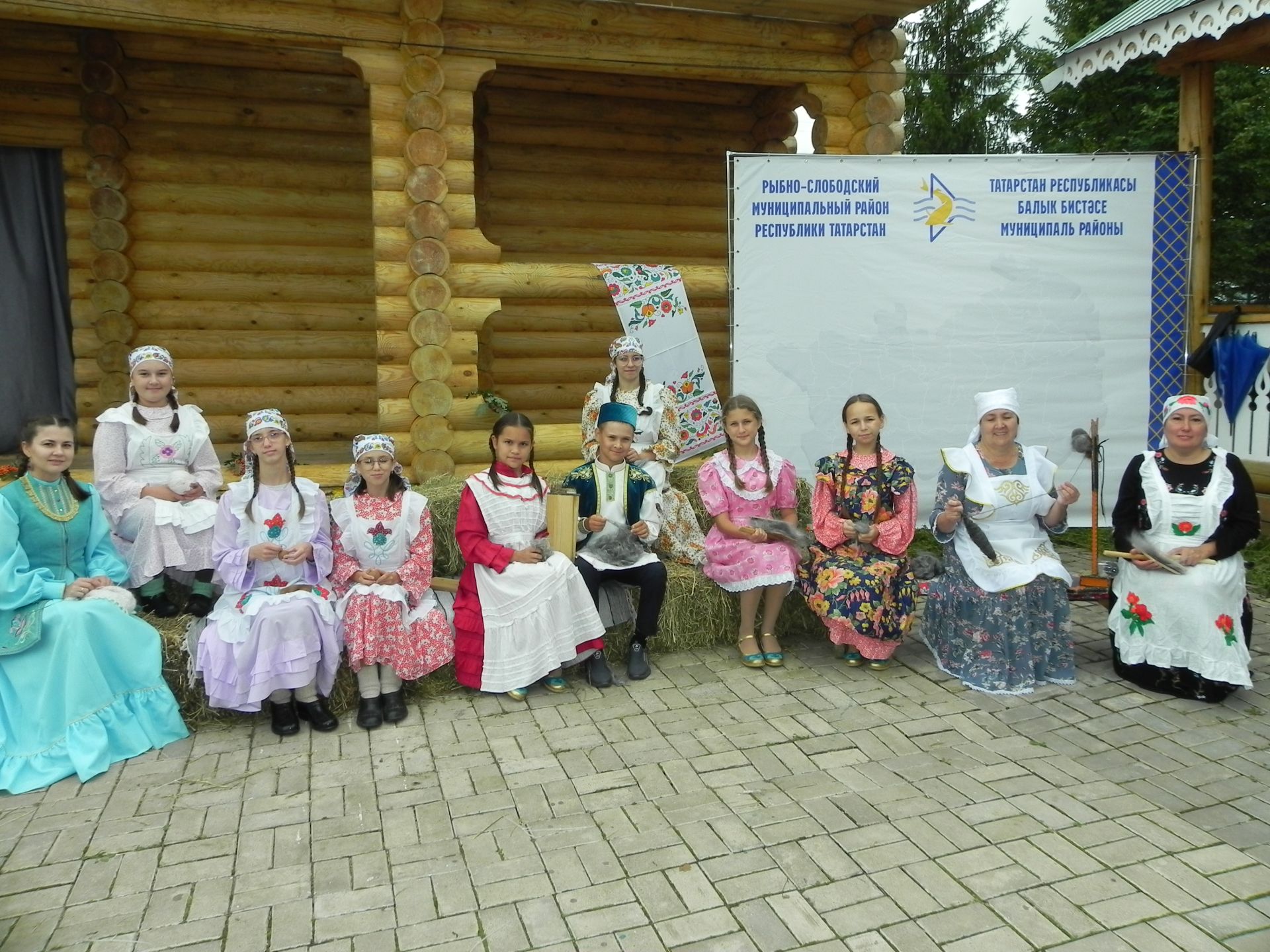 Яңгыр яумады, хатын-кызлар мамык шәлләрне болгап кына йөрде