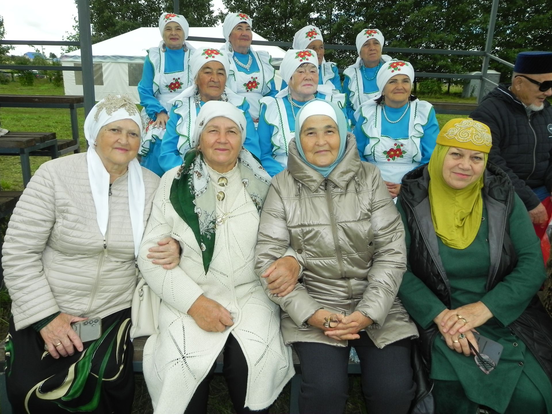 Яңгыр яумады, хатын-кызлар мамык шәлләрне болгап кына йөрде