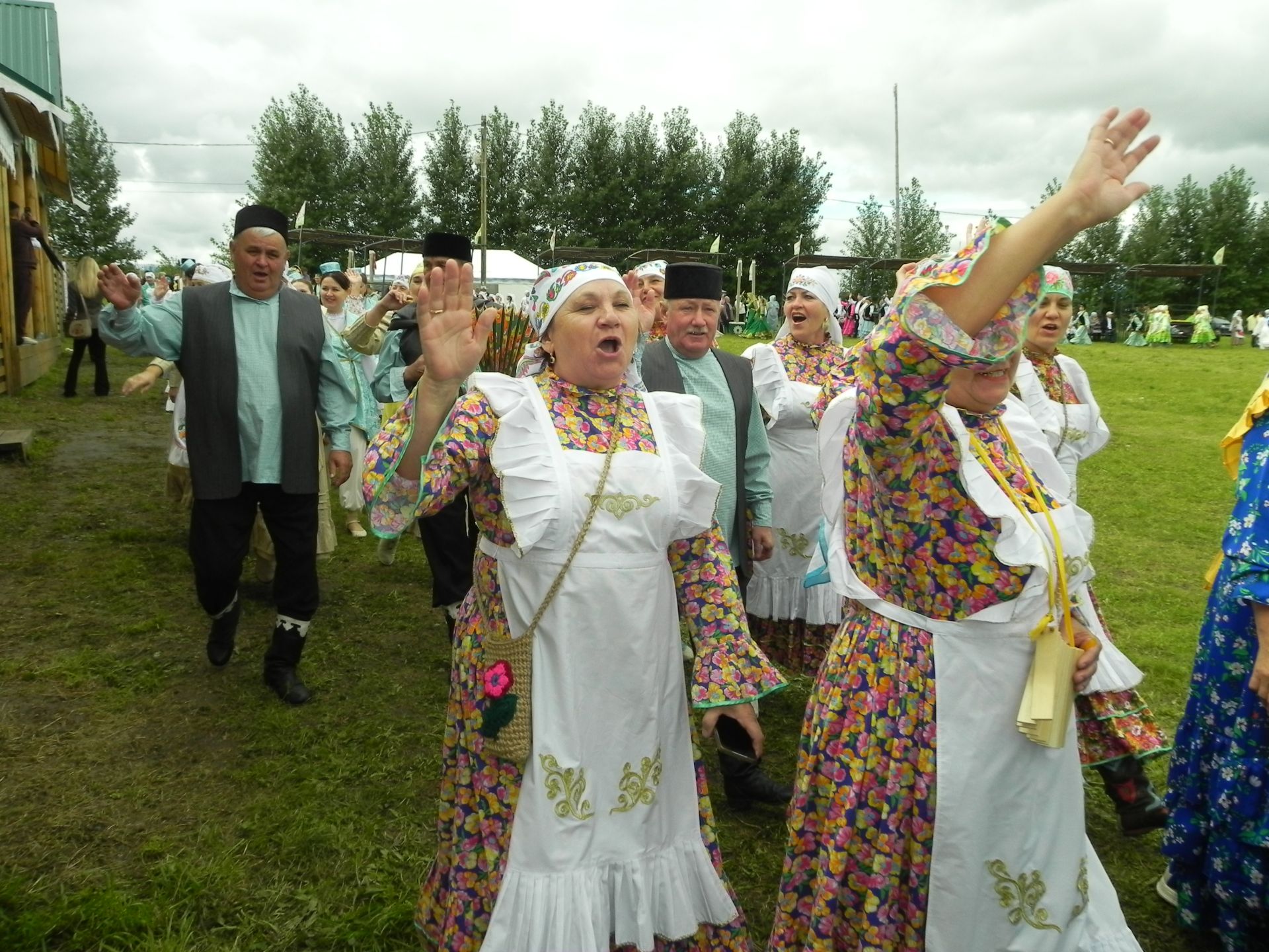 Яңгыр яумады, хатын-кызлар мамык шәлләрне болгап кына йөрде