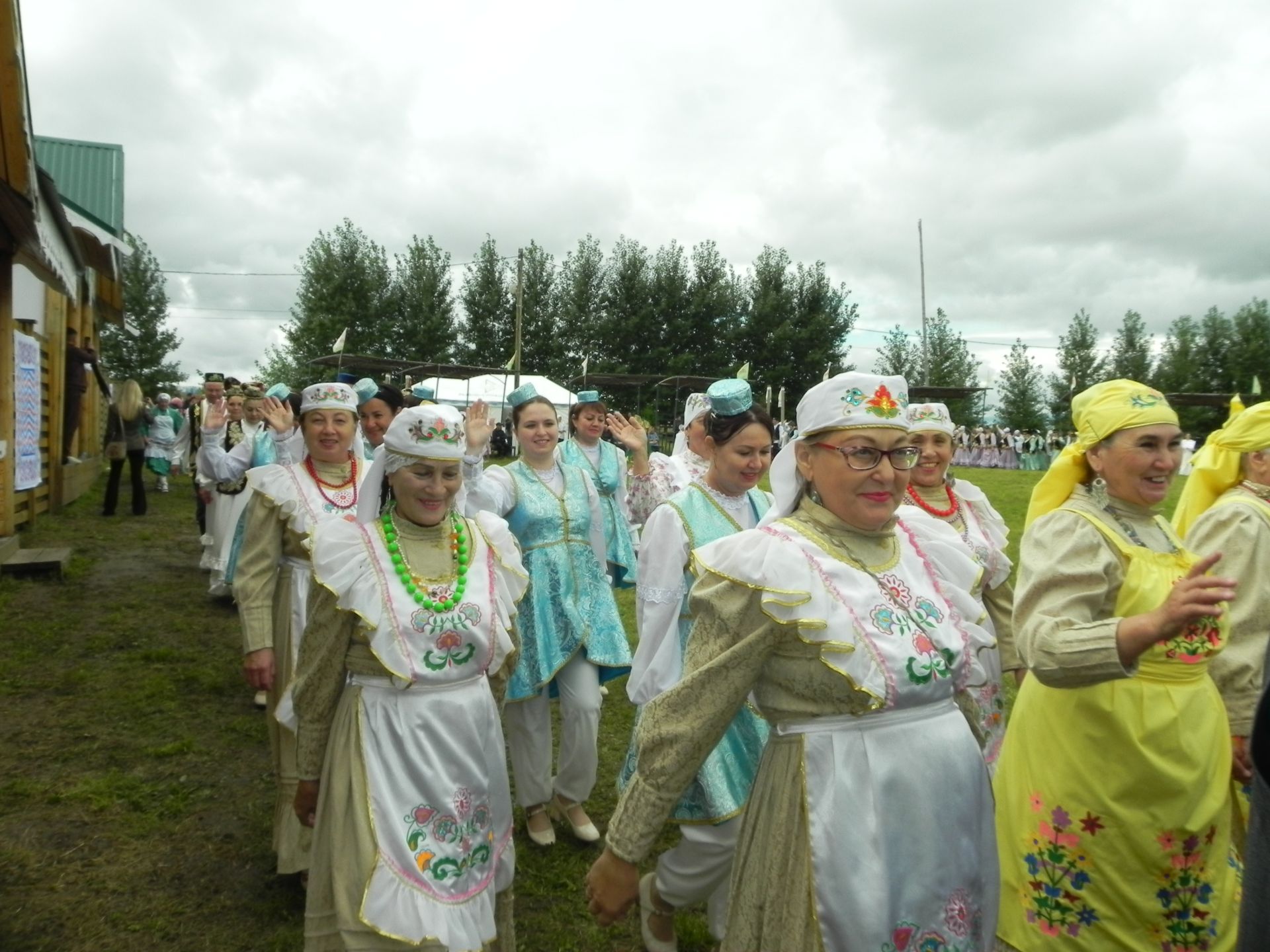 Яңгыр яумады, хатын-кызлар мамык шәлләрне болгап кына йөрде