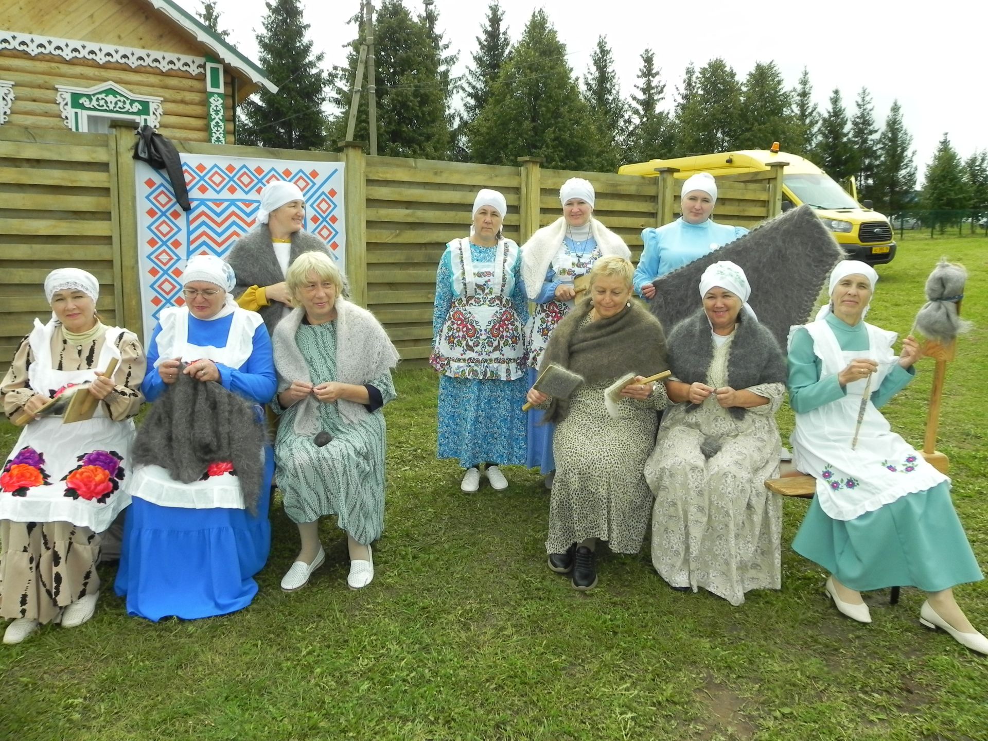 Яңгыр яумады, хатын-кызлар мамык шәлләрне болгап кына йөрде