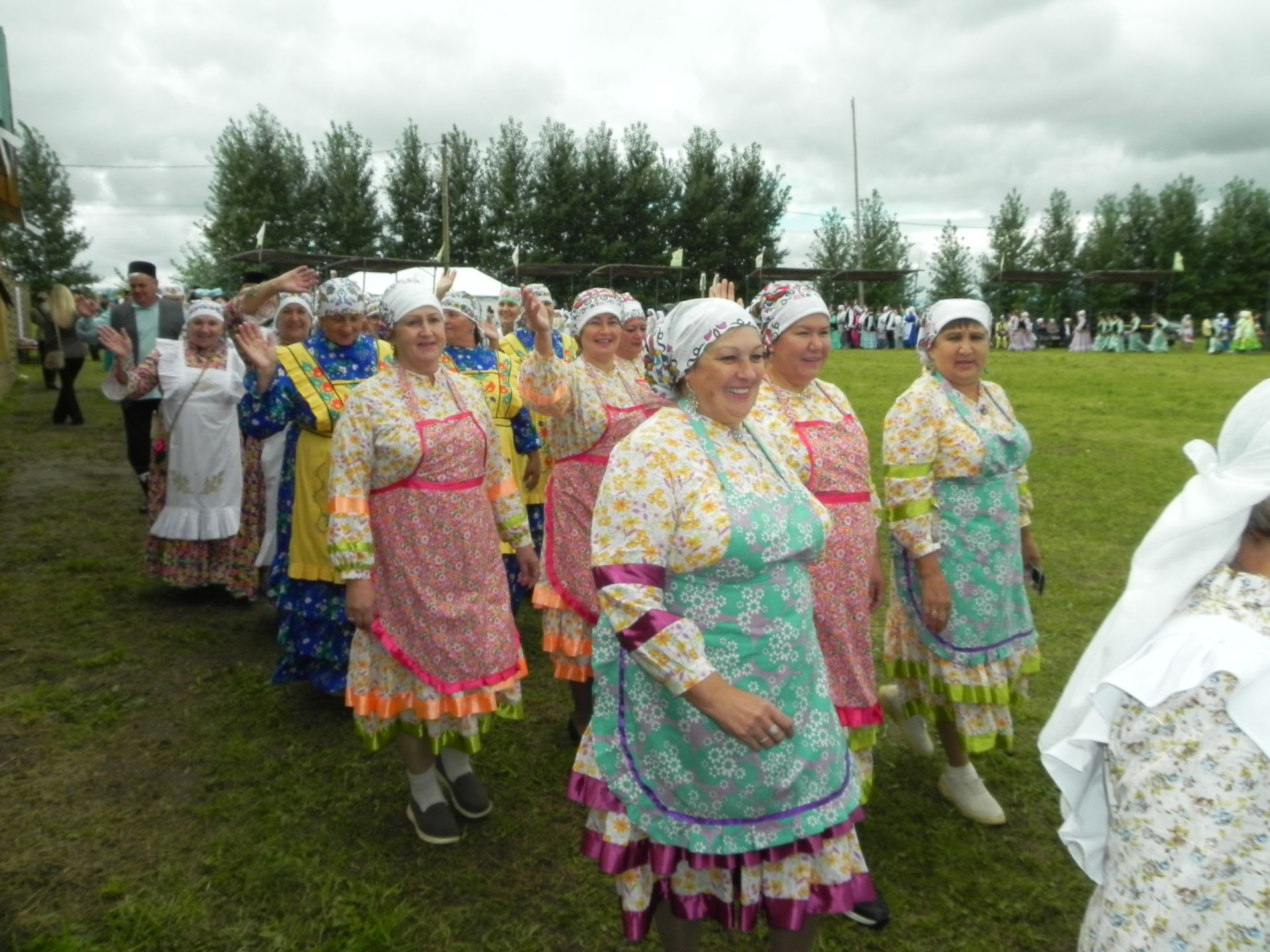 Яңгыр яумады, хатын-кызлар мамык шәлләрне болгап кына йөрде
