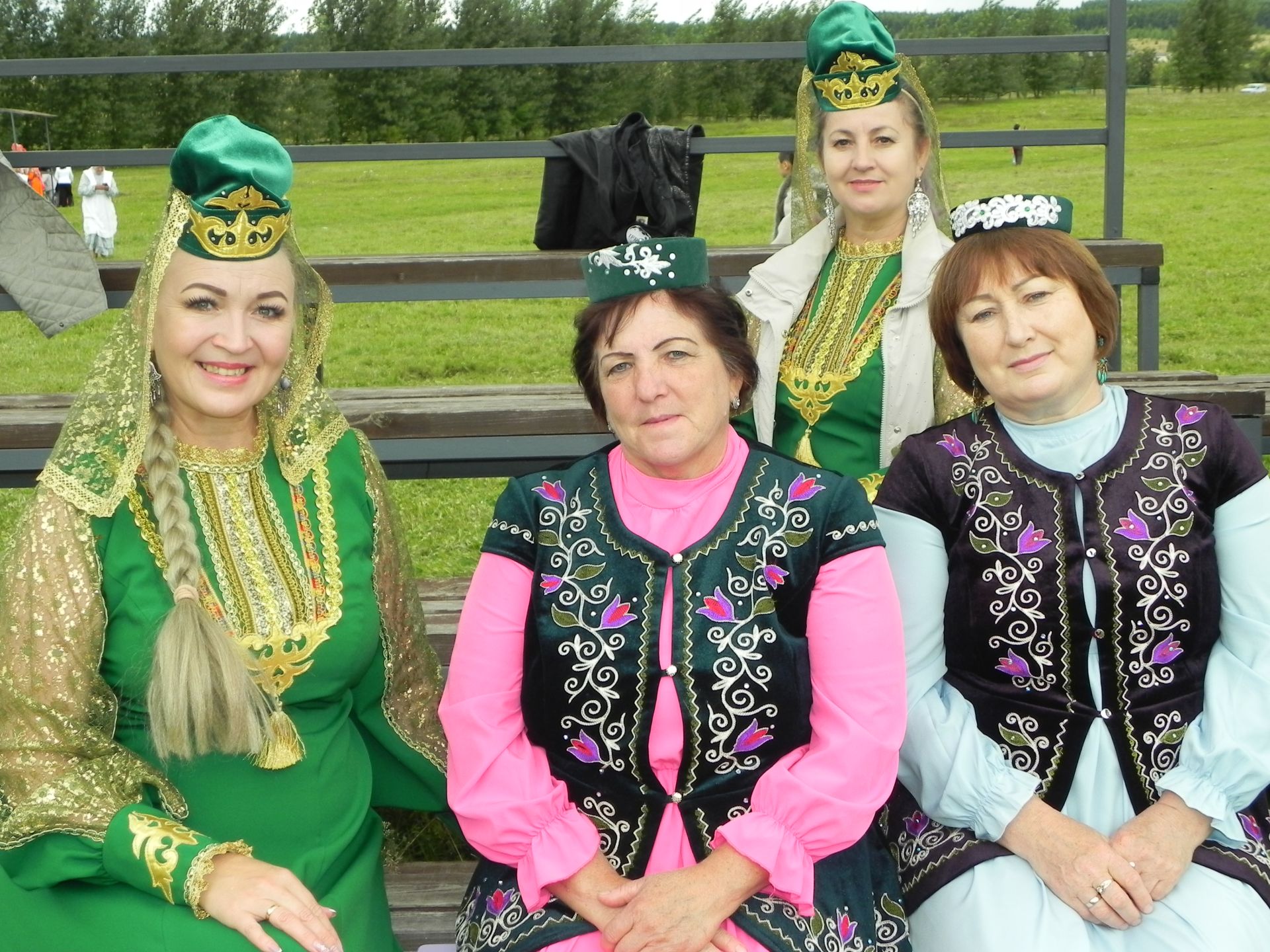 Яңгыр яумады, хатын-кызлар мамык шәлләрне болгап кына йөрде