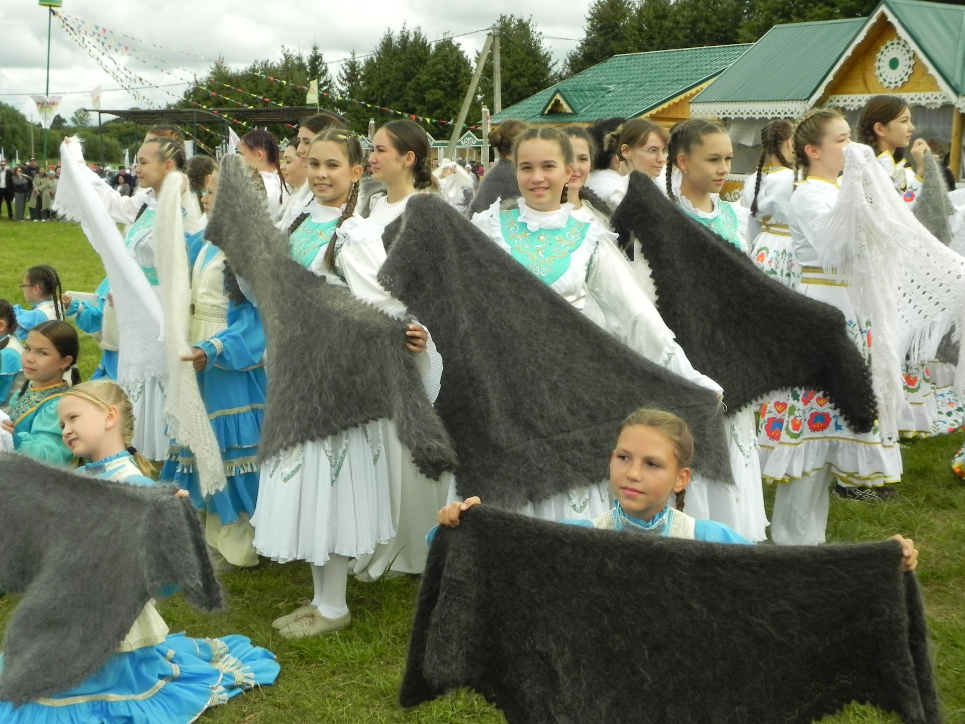 Яңгыр яумады, хатын-кызлар мамык шәлләрне болгап кына йөрде