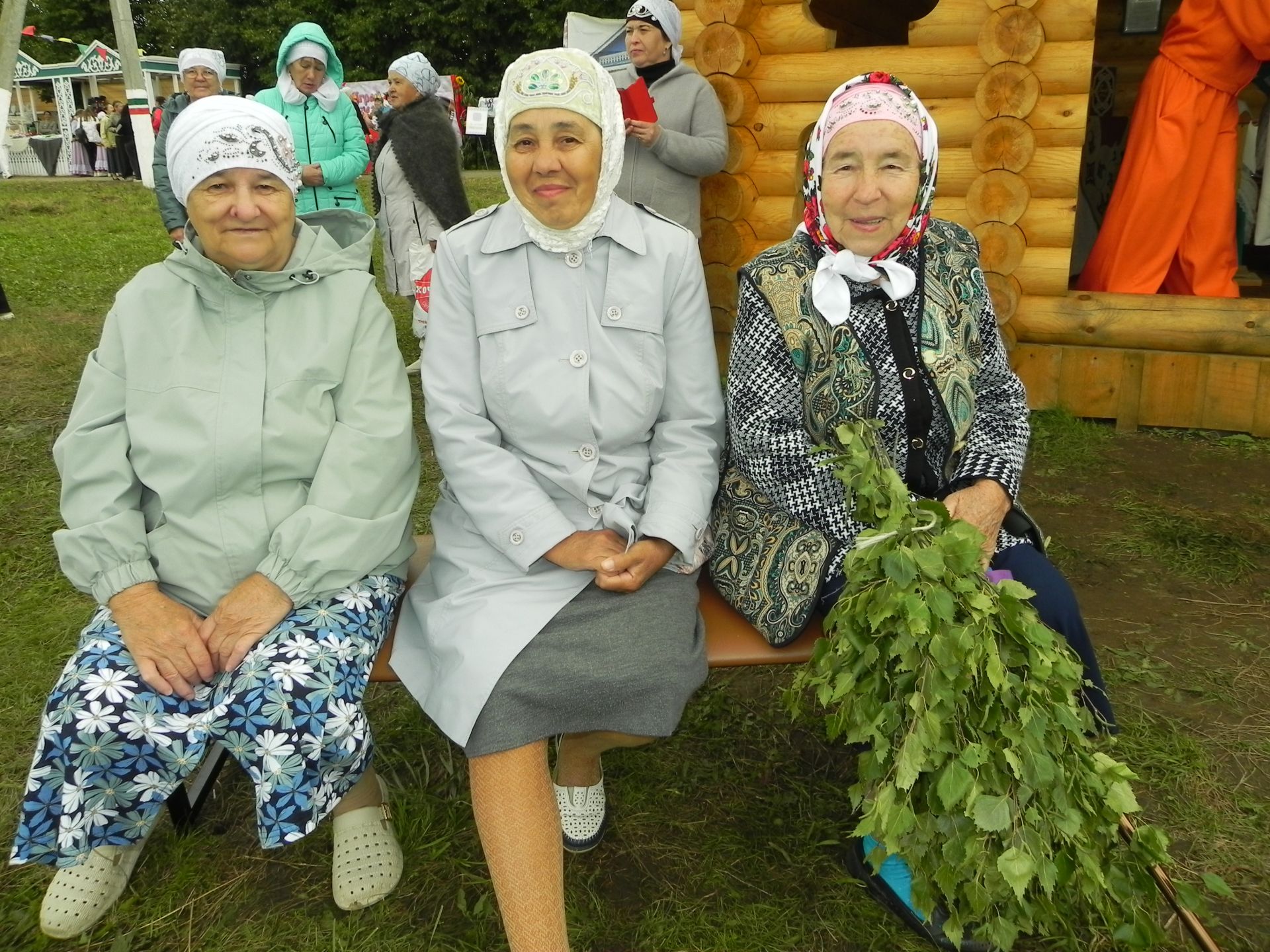 Яңгыр яумады, хатын-кызлар мамык шәлләрне болгап кына йөрде