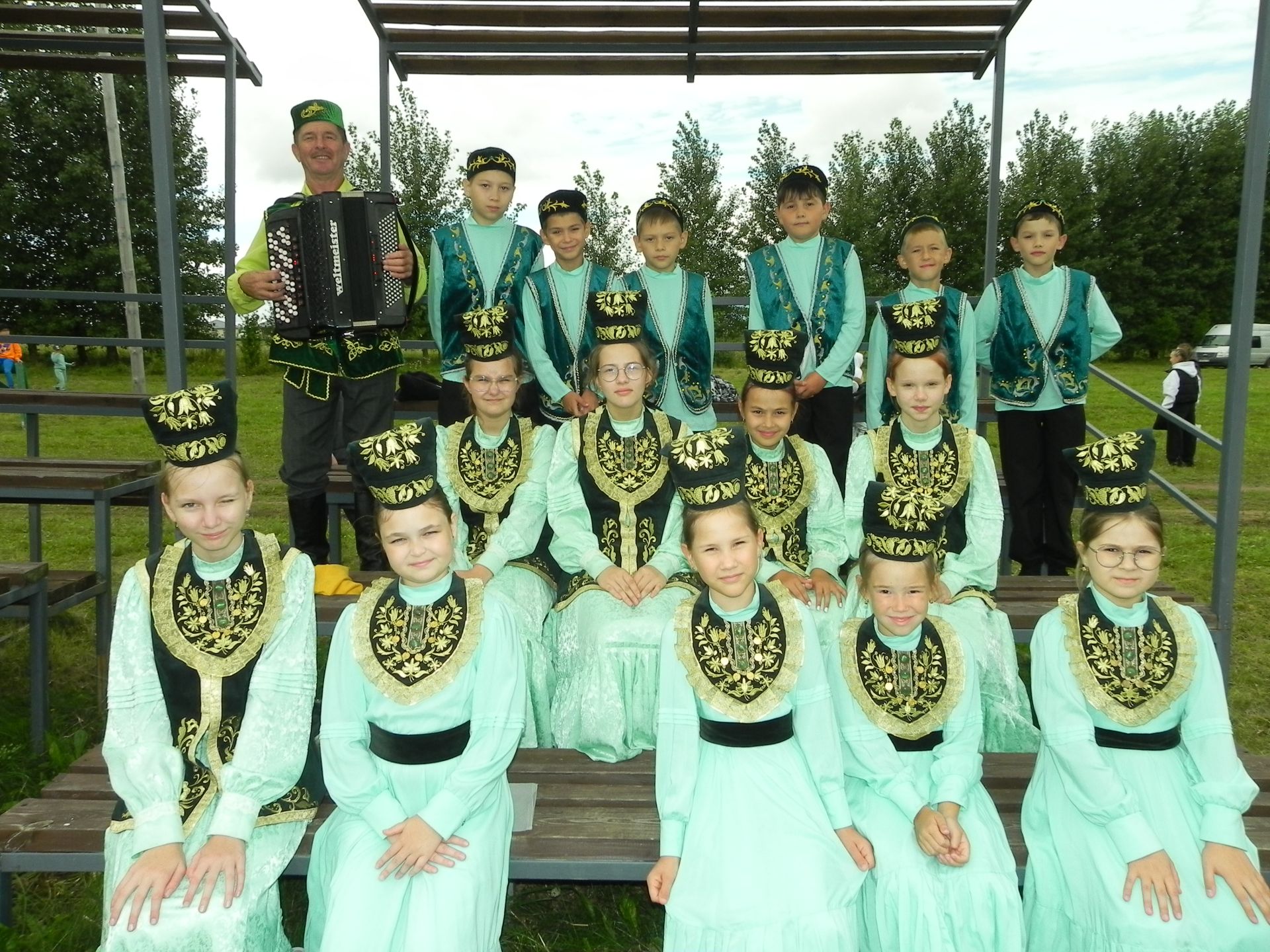 Яңгыр яумады, хатын-кызлар мамык шәлләрне болгап кына йөрде