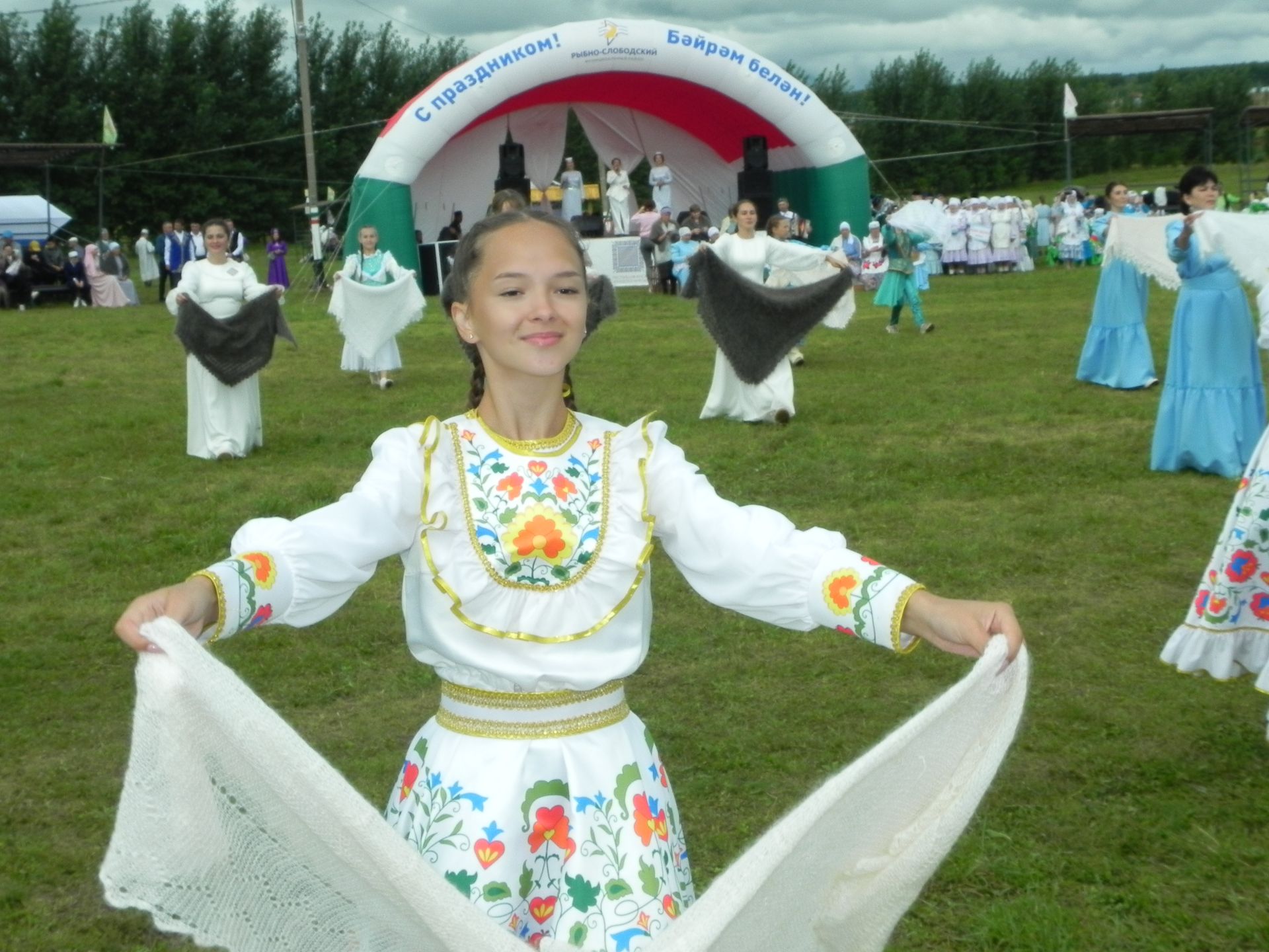 Яңгыр яумады, хатын-кызлар мамык шәлләрне болгап кына йөрде