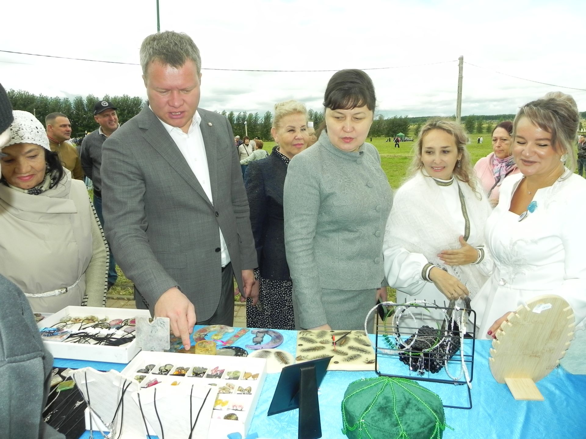 Яңгыр яумады, хатын-кызлар мамык шәлләрне болгап кына йөрде