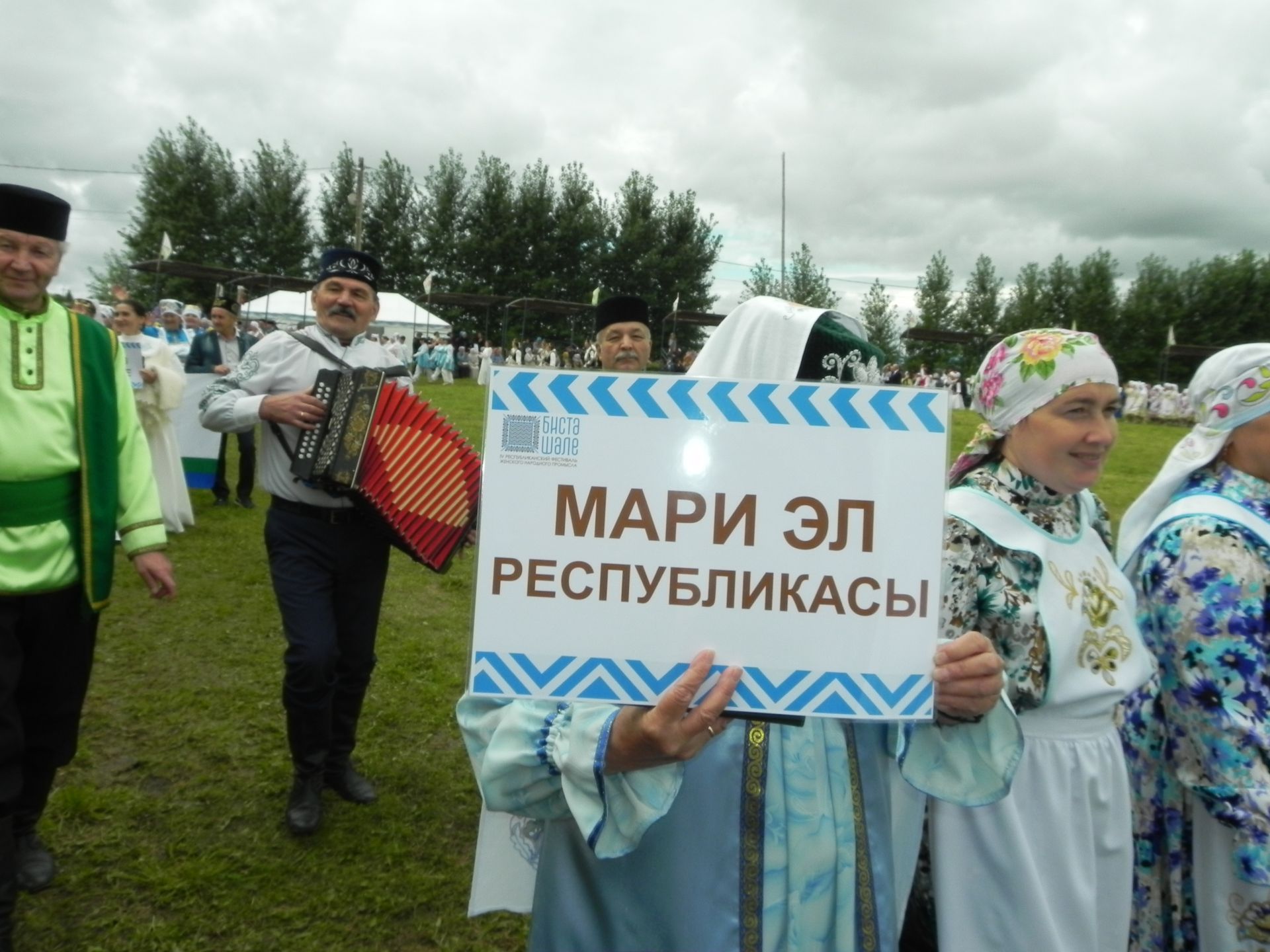 Яңгыр яумады, хатын-кызлар мамык шәлләрне болгап кына йөрде