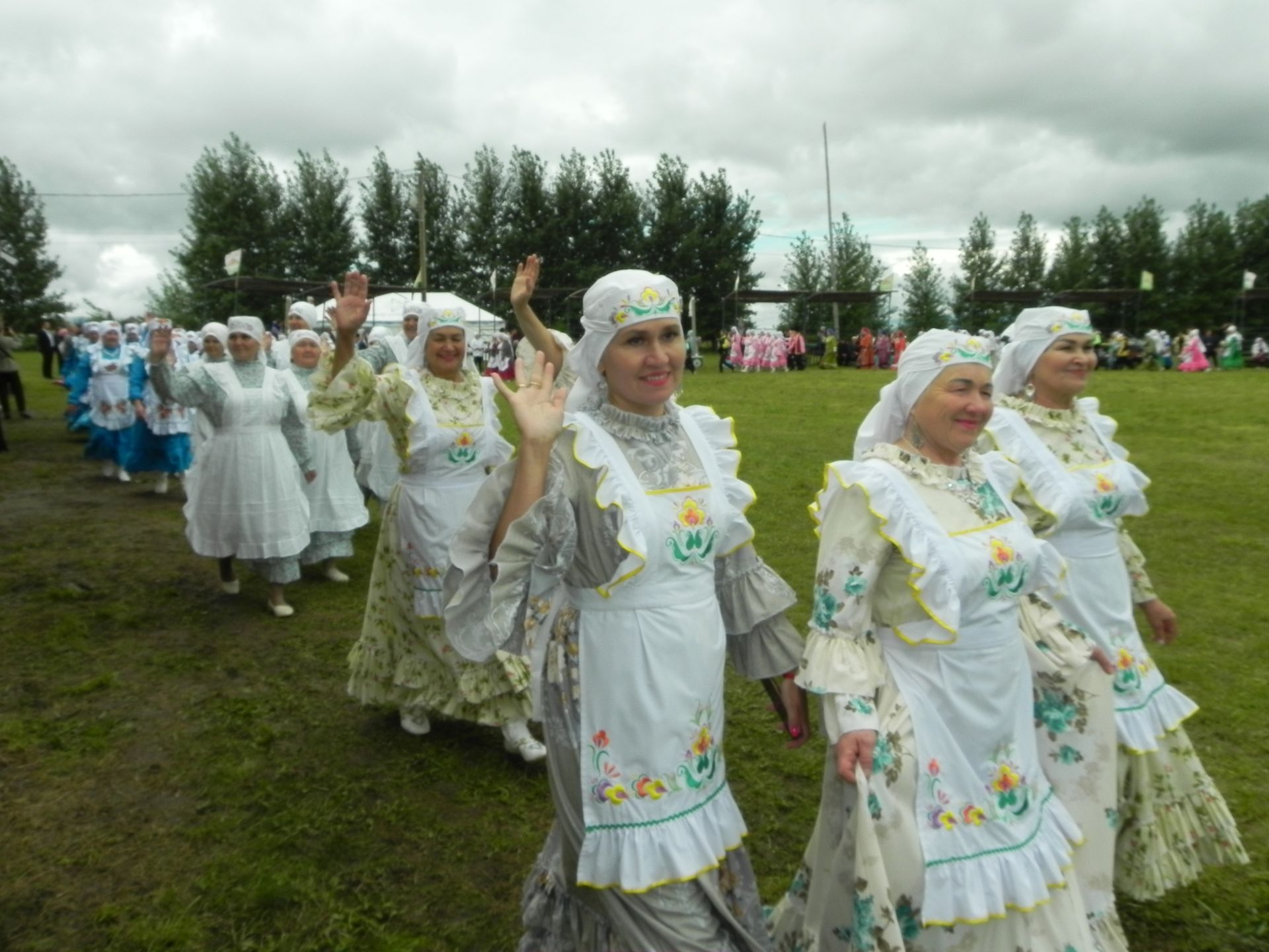 Яңгыр яумады, хатын-кызлар мамык шәлләрне болгап кына йөрде