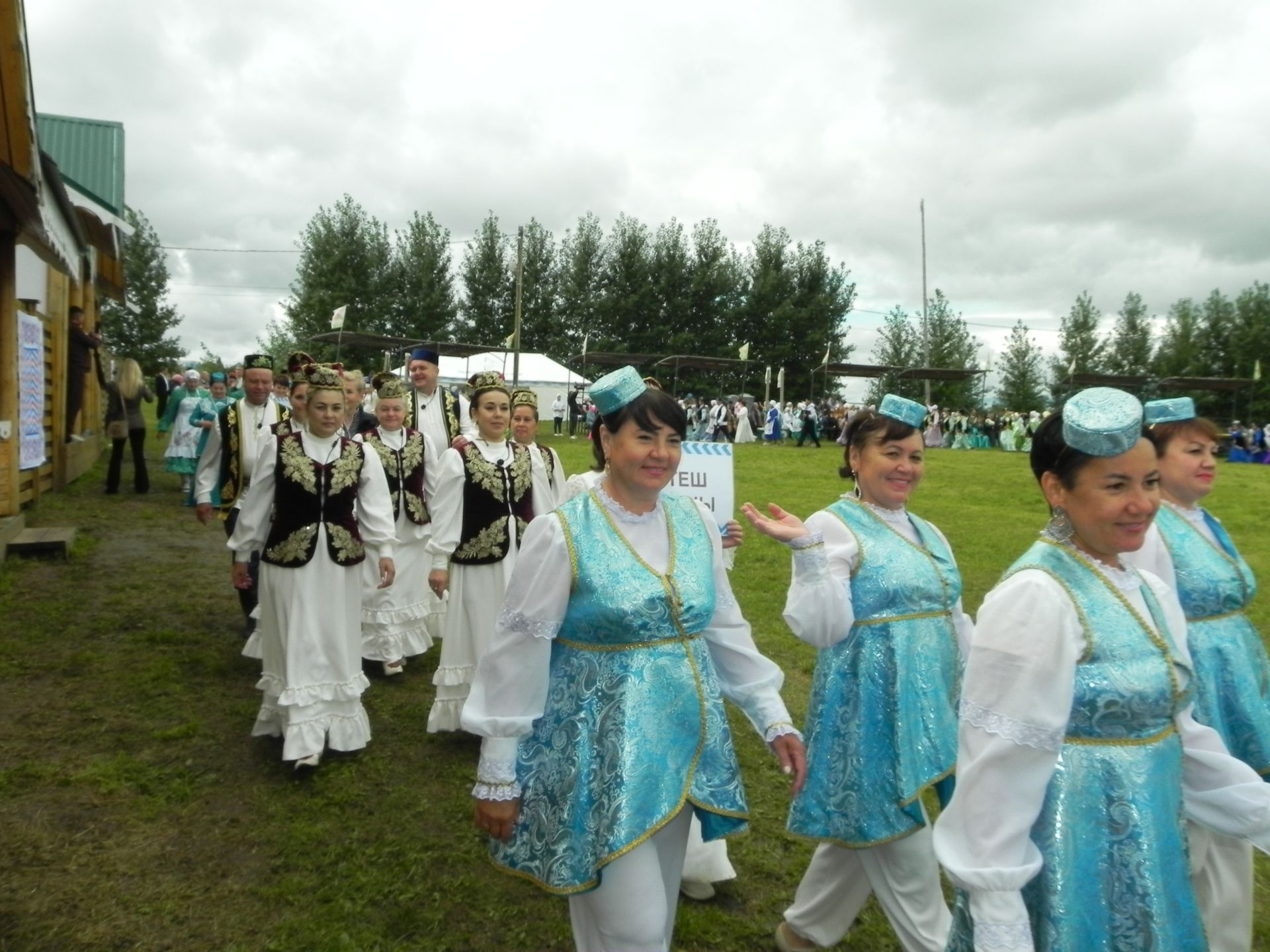 Яңгыр яумады, хатын-кызлар мамык шәлләрне болгап кына йөрде