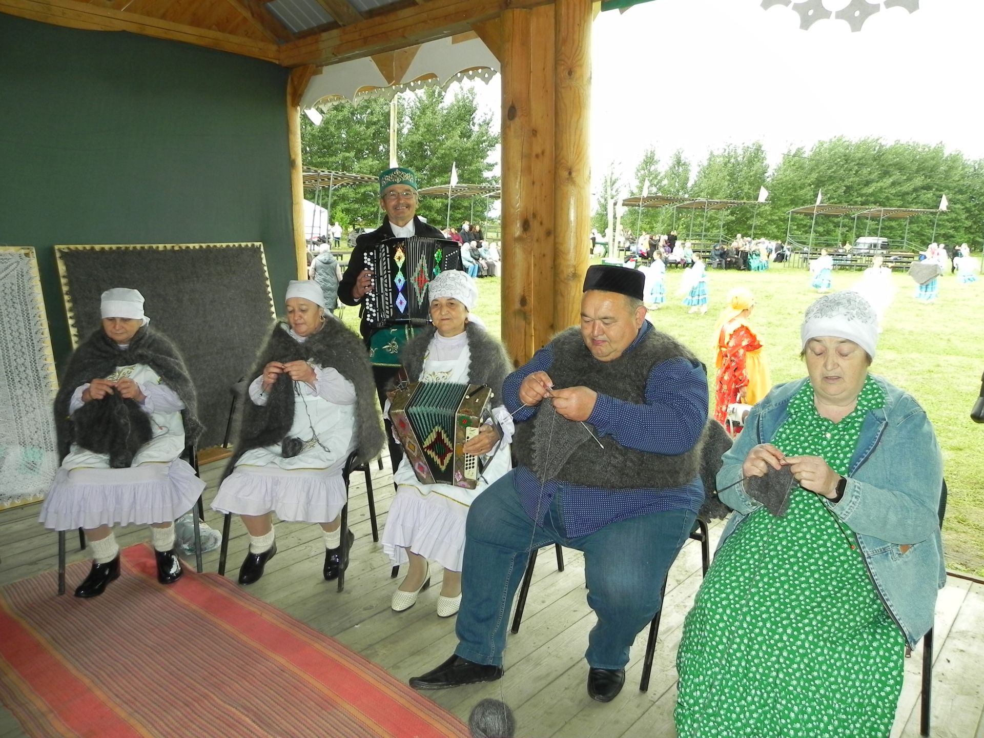 Яңгыр яумады, хатын-кызлар мамык шәлләрне болгап кына йөрде