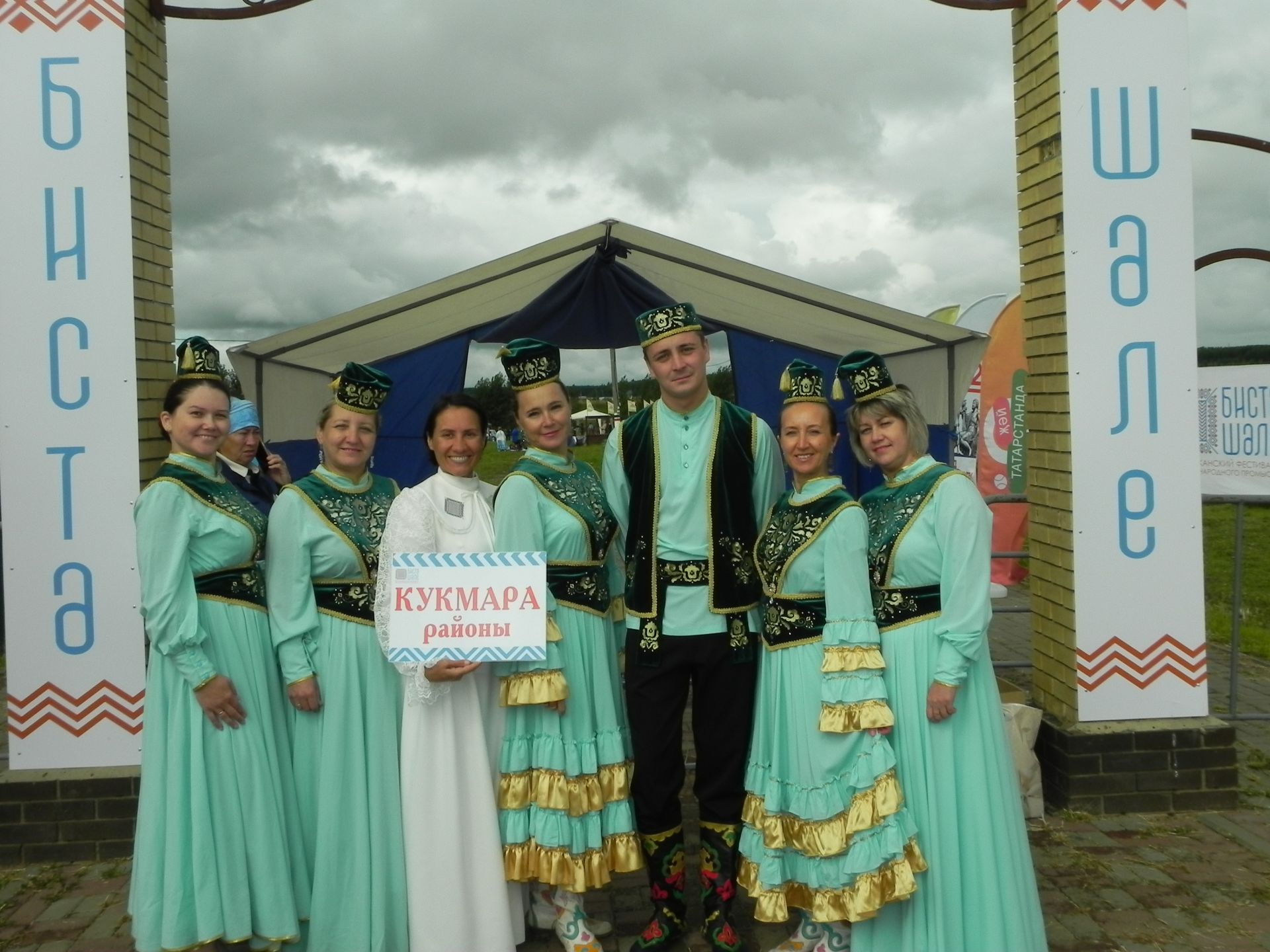 Яңгыр яумады, хатын-кызлар мамык шәлләрне болгап кына йөрде