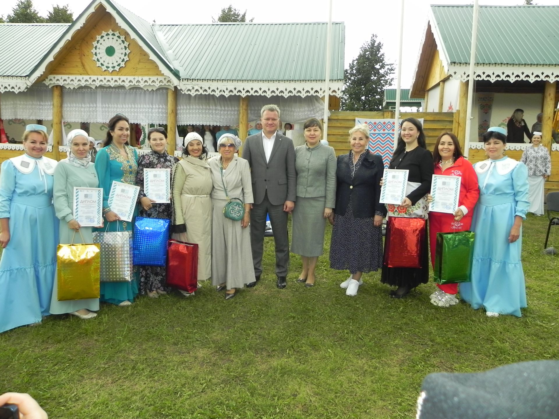 Яңгыр яумады, хатын-кызлар мамык шәлләрне болгап кына йөрде
