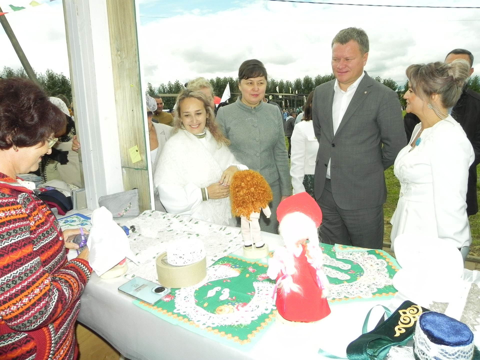 Яңгыр яумады, хатын-кызлар мамык шәлләрне болгап кына йөрде