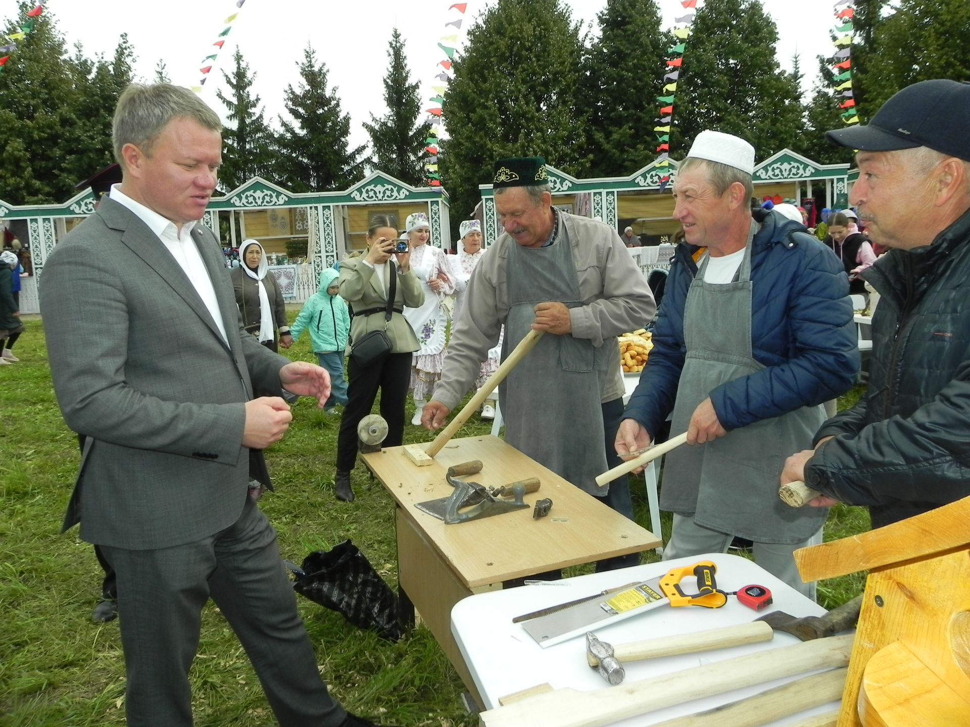 Яңгыр яумады, хатын-кызлар мамык шәлләрне болгап кына йөрде