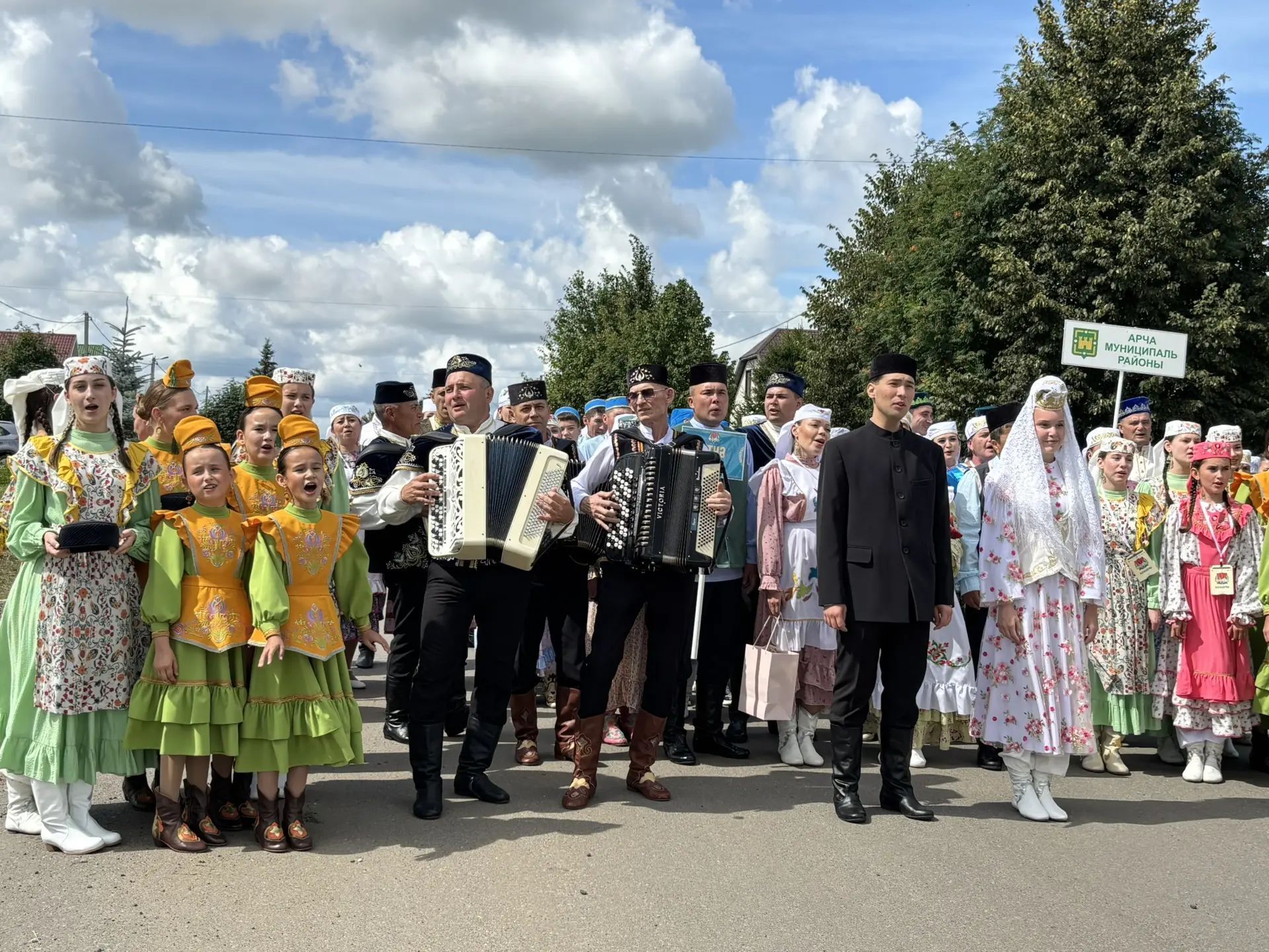 Алабугада — Спас ярминкәсе, Әтнәдә исә туй гөрләде