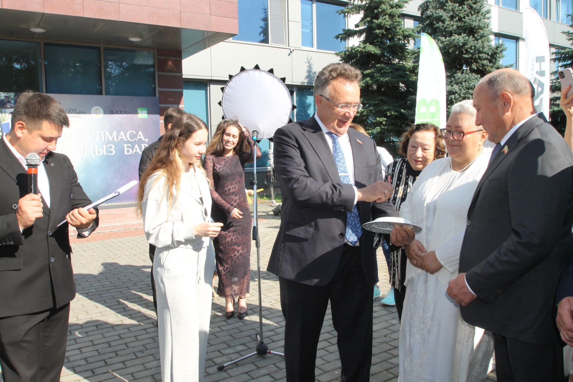 "Ай булмаса, йолдыз бар" әсәре буенча яңа телесериал төшерү уңаеннан тәлинкә вату