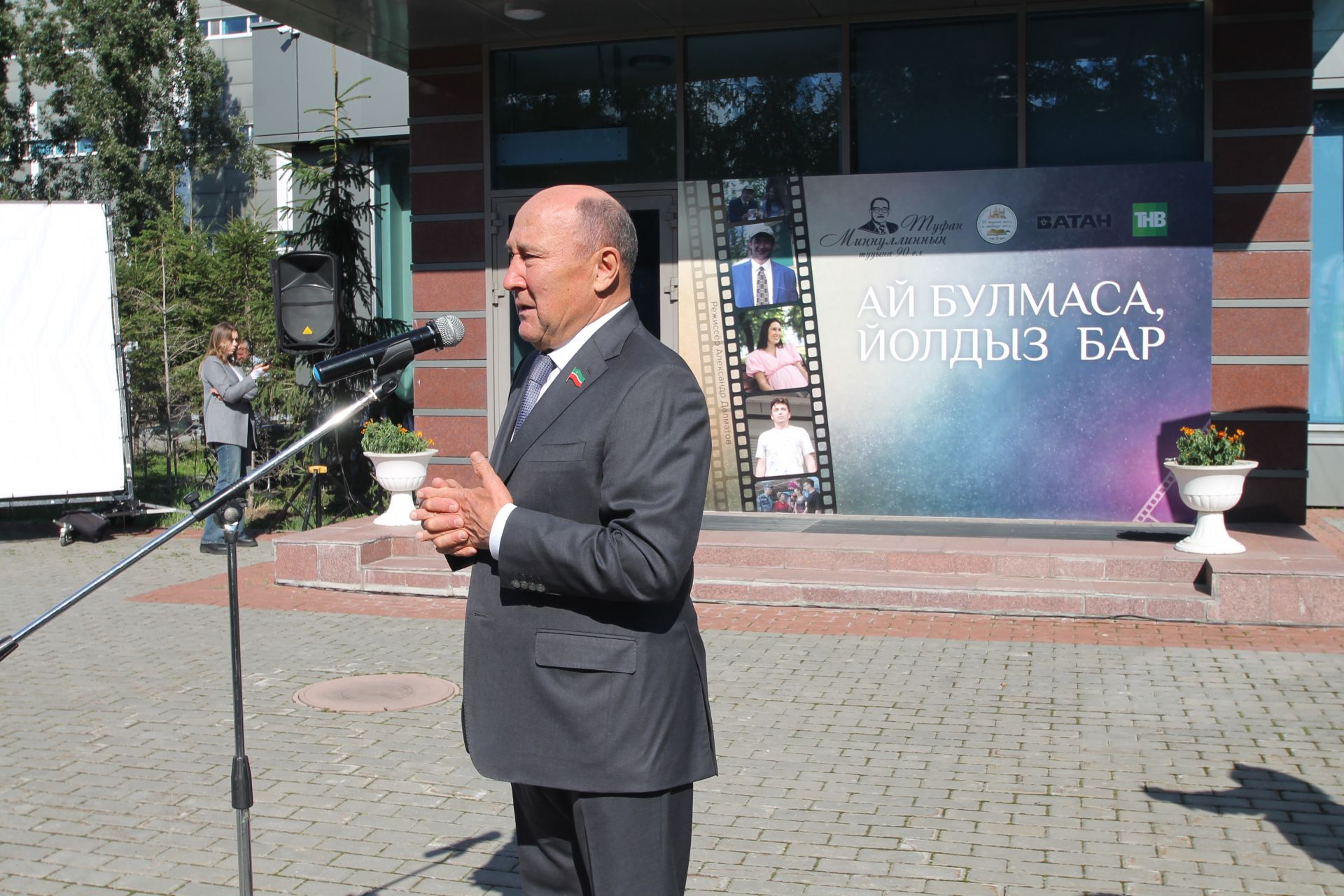 "Ай булмаса, йолдыз бар" әсәре буенча яңа телесериал төшерү уңаеннан тәлинкә вату