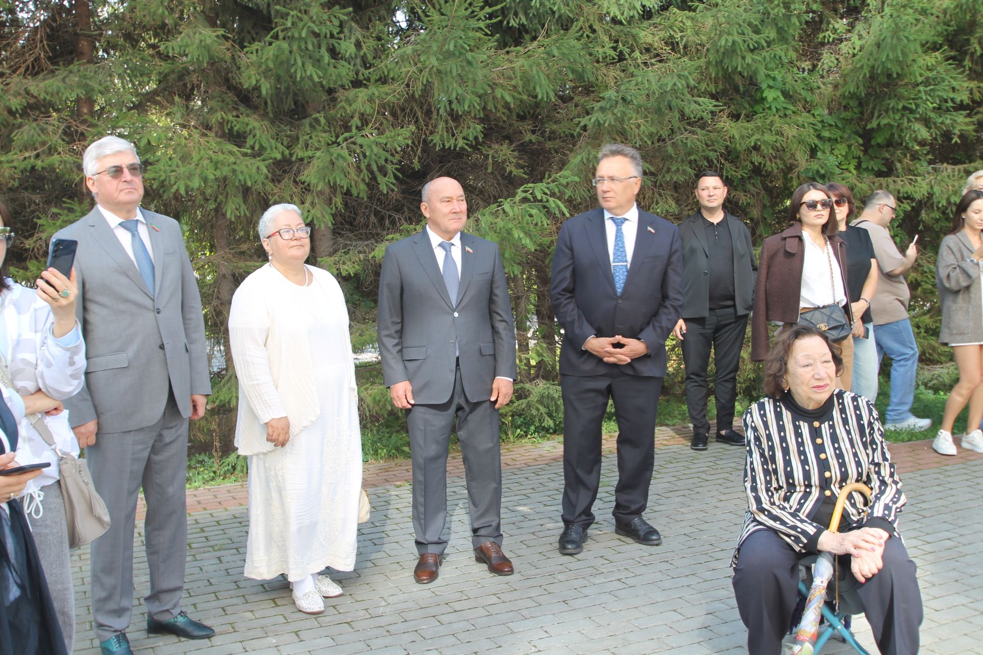 "Ай булмаса, йолдыз бар" әсәре буенча яңа телесериал төшерү уңаеннан тәлинкә вату