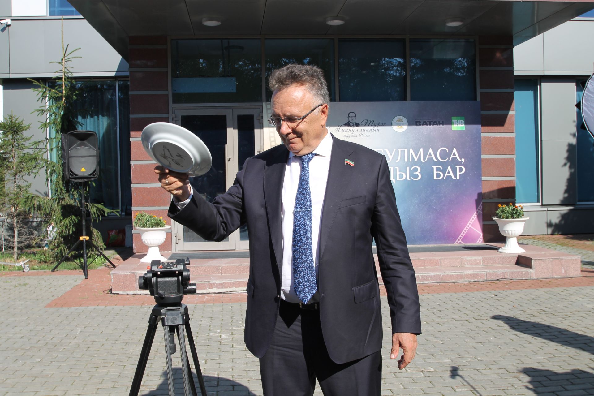 "Ай булмаса, йолдыз бар" әсәре буенча яңа телесериал төшерү уңаеннан тәлинкә вату