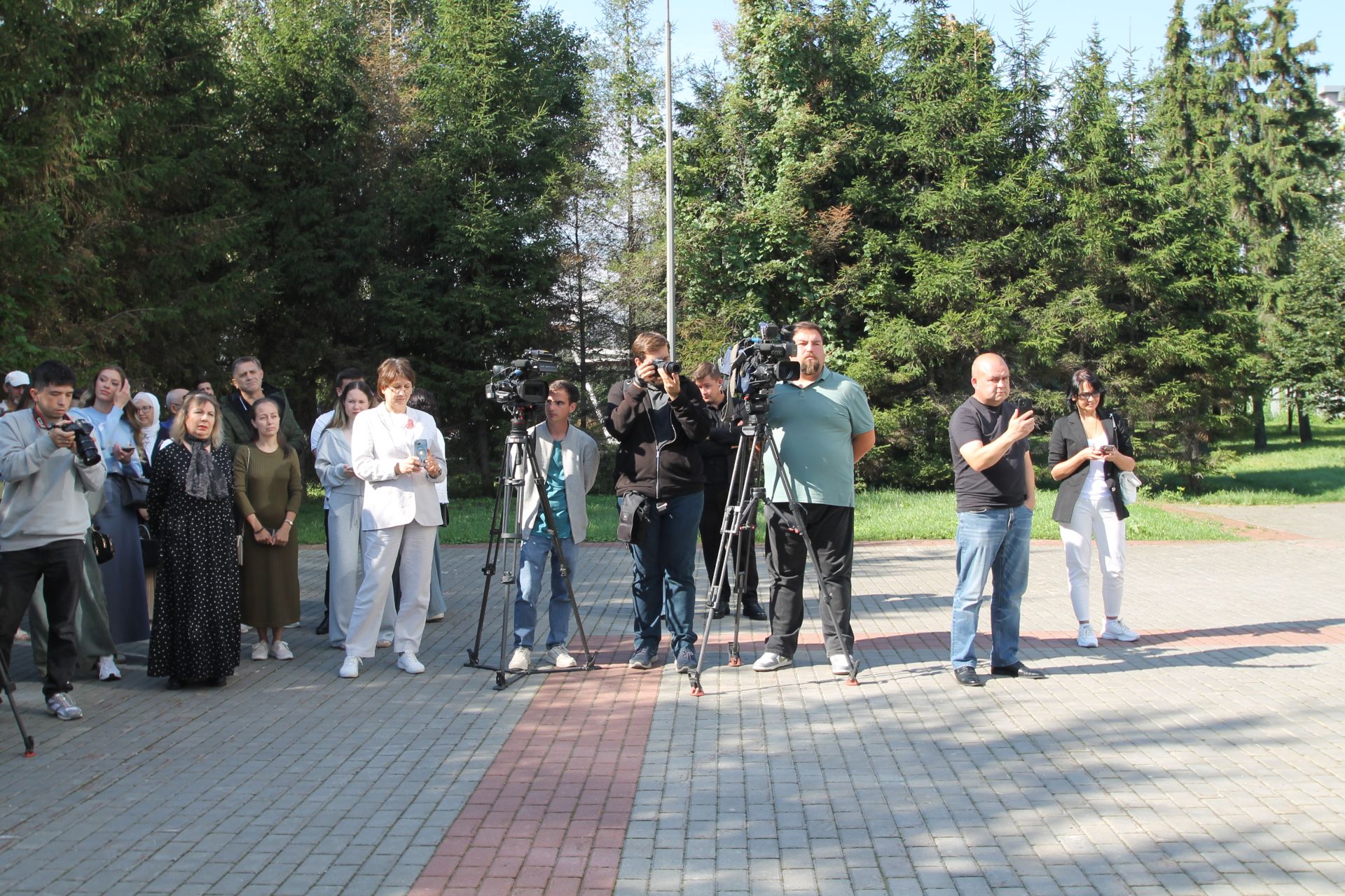 "Ай булмаса, йолдыз бар" әсәре буенча яңа телесериал төшерү уңаеннан тәлинкә вату