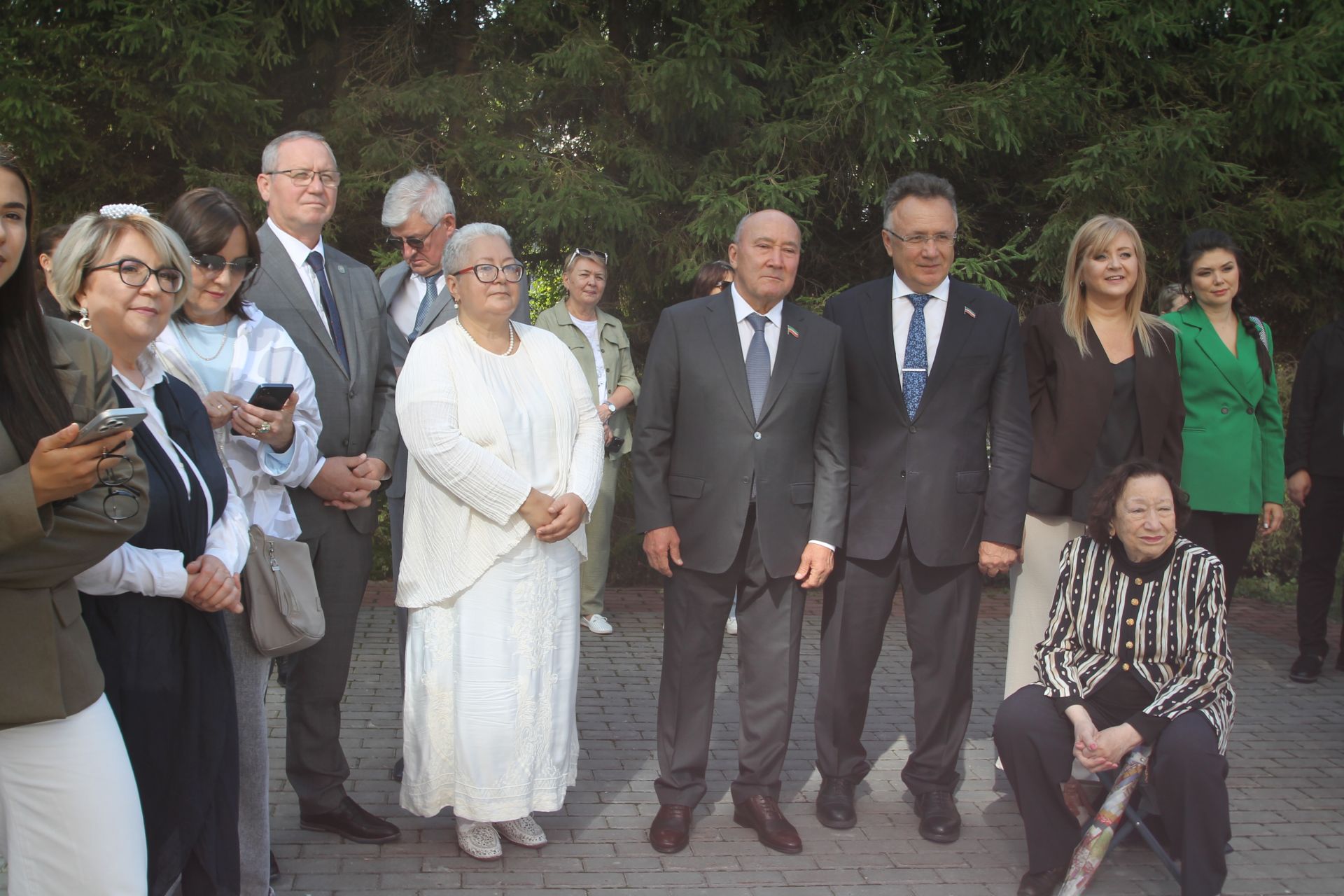 "Ай булмаса, йолдыз бар" әсәре буенча яңа телесериал төшерү уңаеннан тәлинкә вату