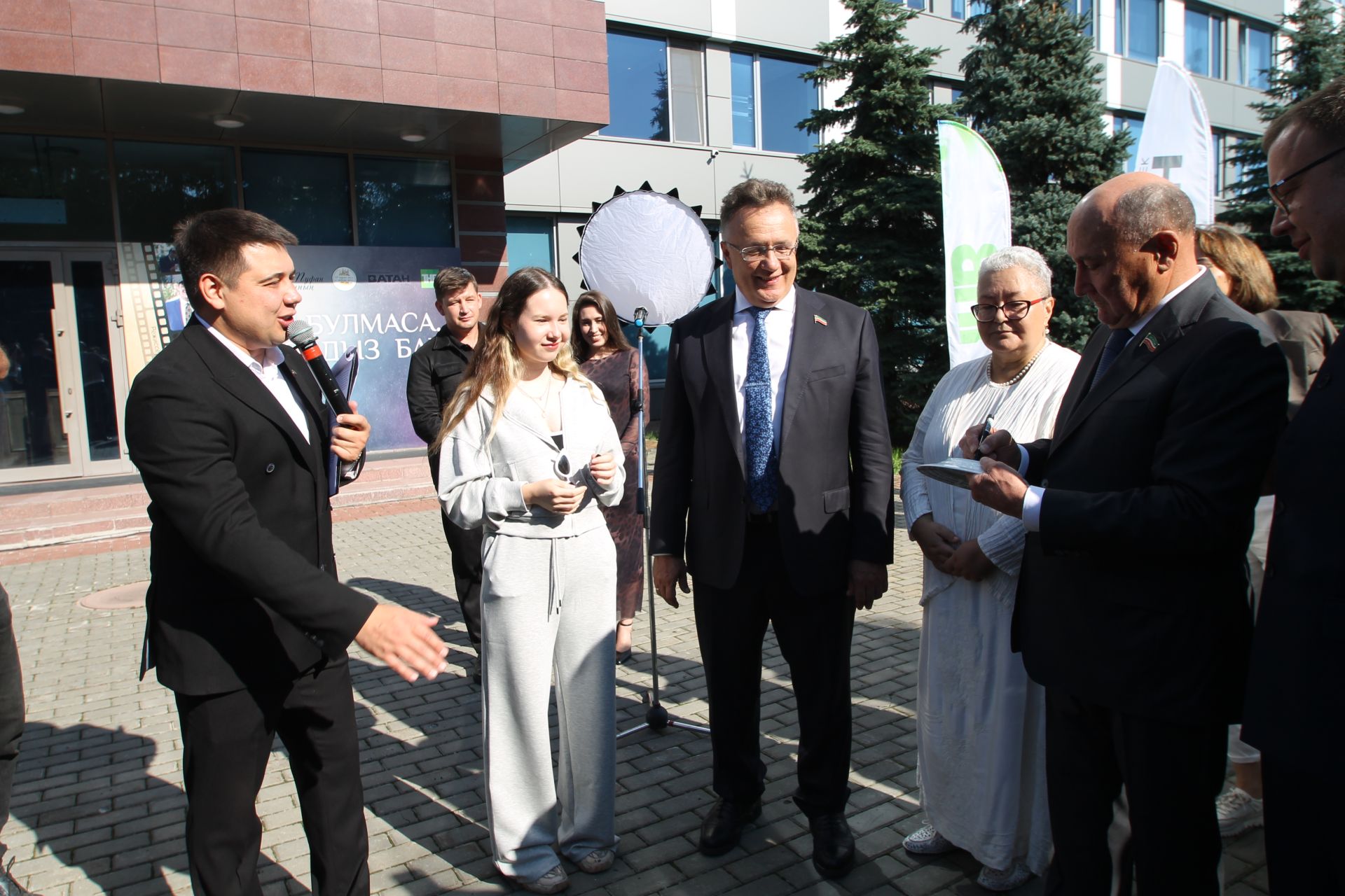 "Ай булмаса, йолдыз бар" әсәре буенча яңа телесериал төшерү уңаеннан тәлинкә вату