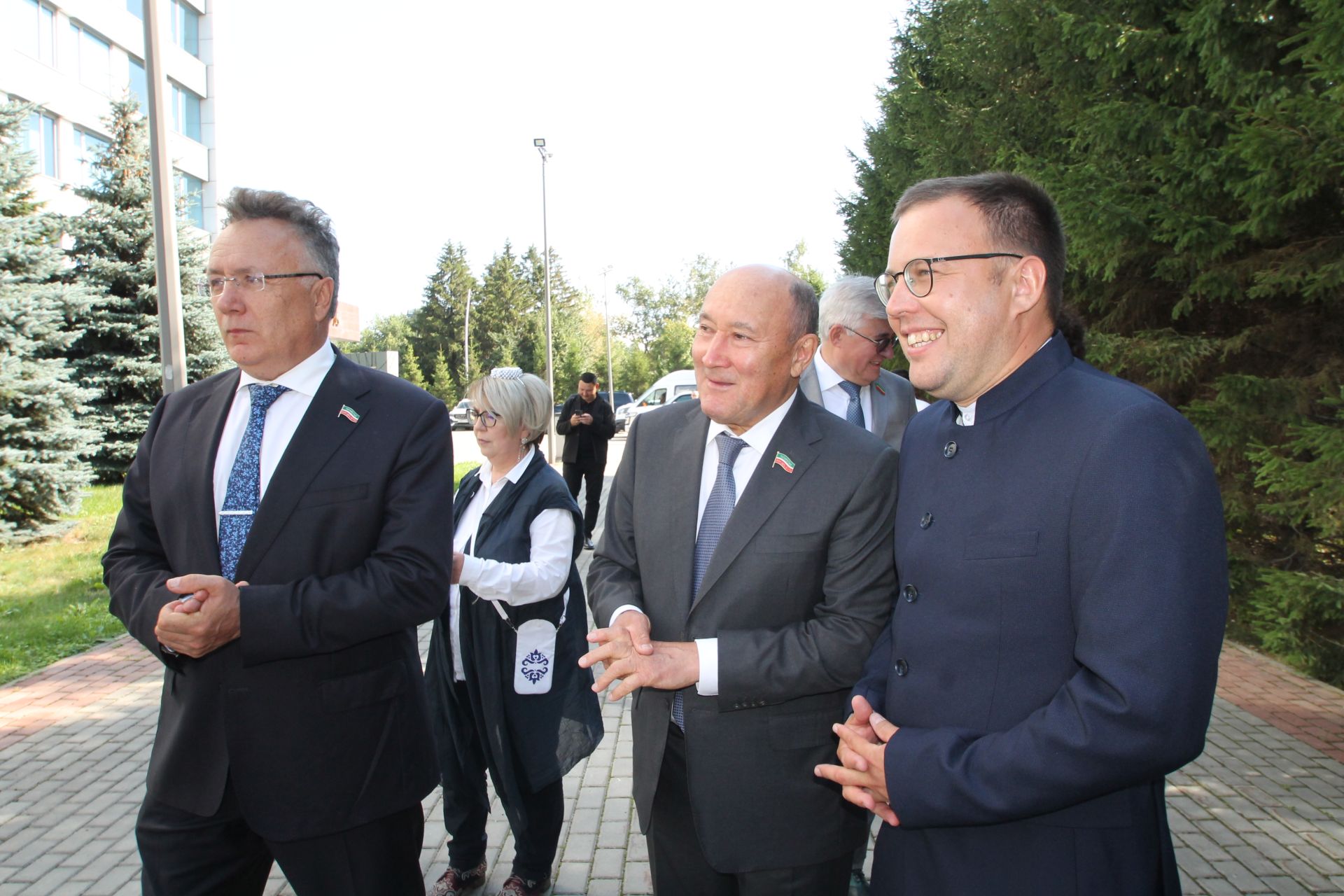 "Ай булмаса, йолдыз бар" әсәре буенча яңа телесериал төшерү уңаеннан тәлинкә вату
