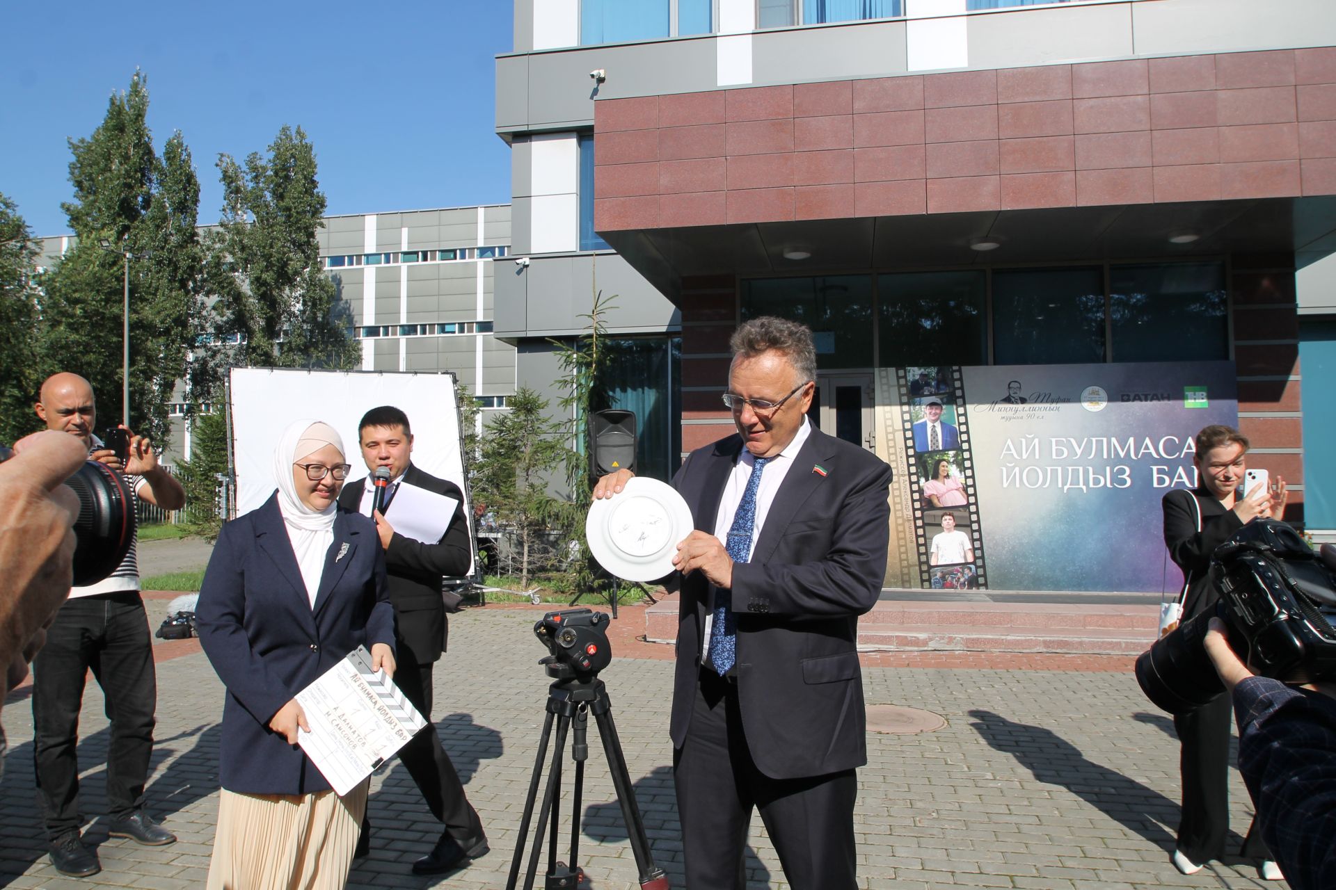 "Ай булмаса, йолдыз бар" әсәре буенча яңа телесериал төшерү уңаеннан тәлинкә вату