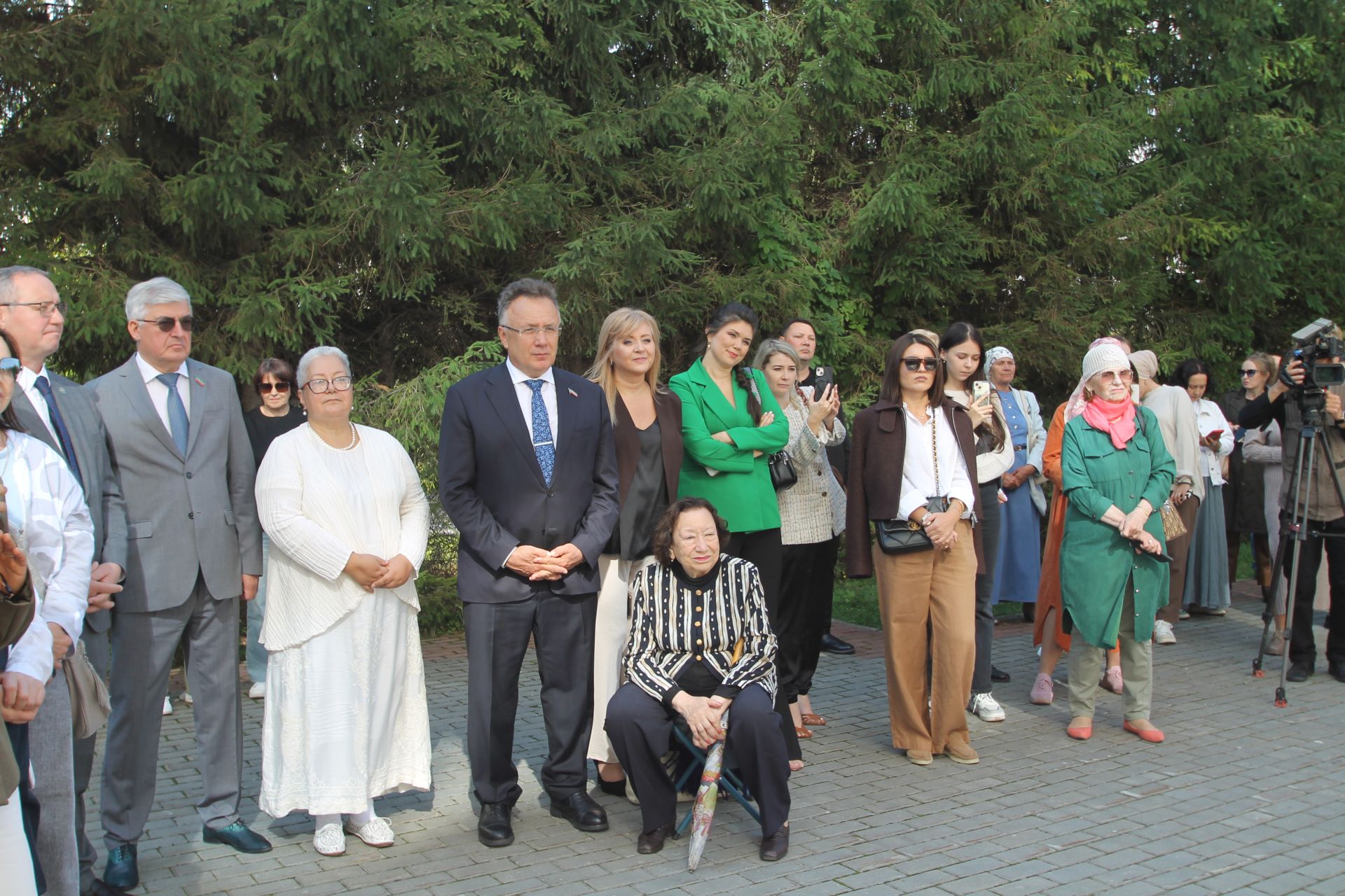 "Ай булмаса, йолдыз бар" әсәре буенча яңа телесериал төшерү уңаеннан тәлинкә вату