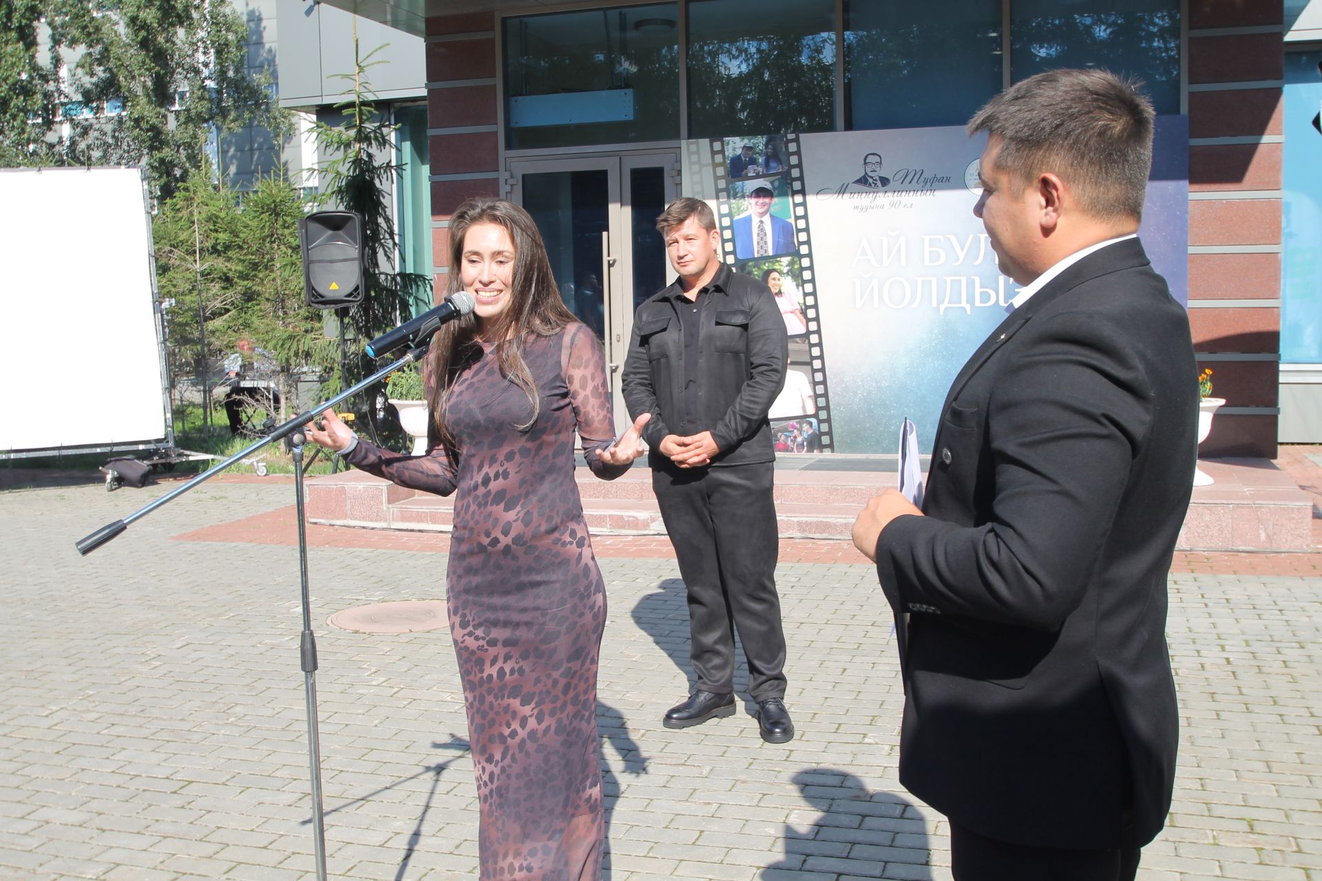 "Ай булмаса, йолдыз бар" әсәре буенча яңа телесериал төшерү уңаеннан тәлинкә вату