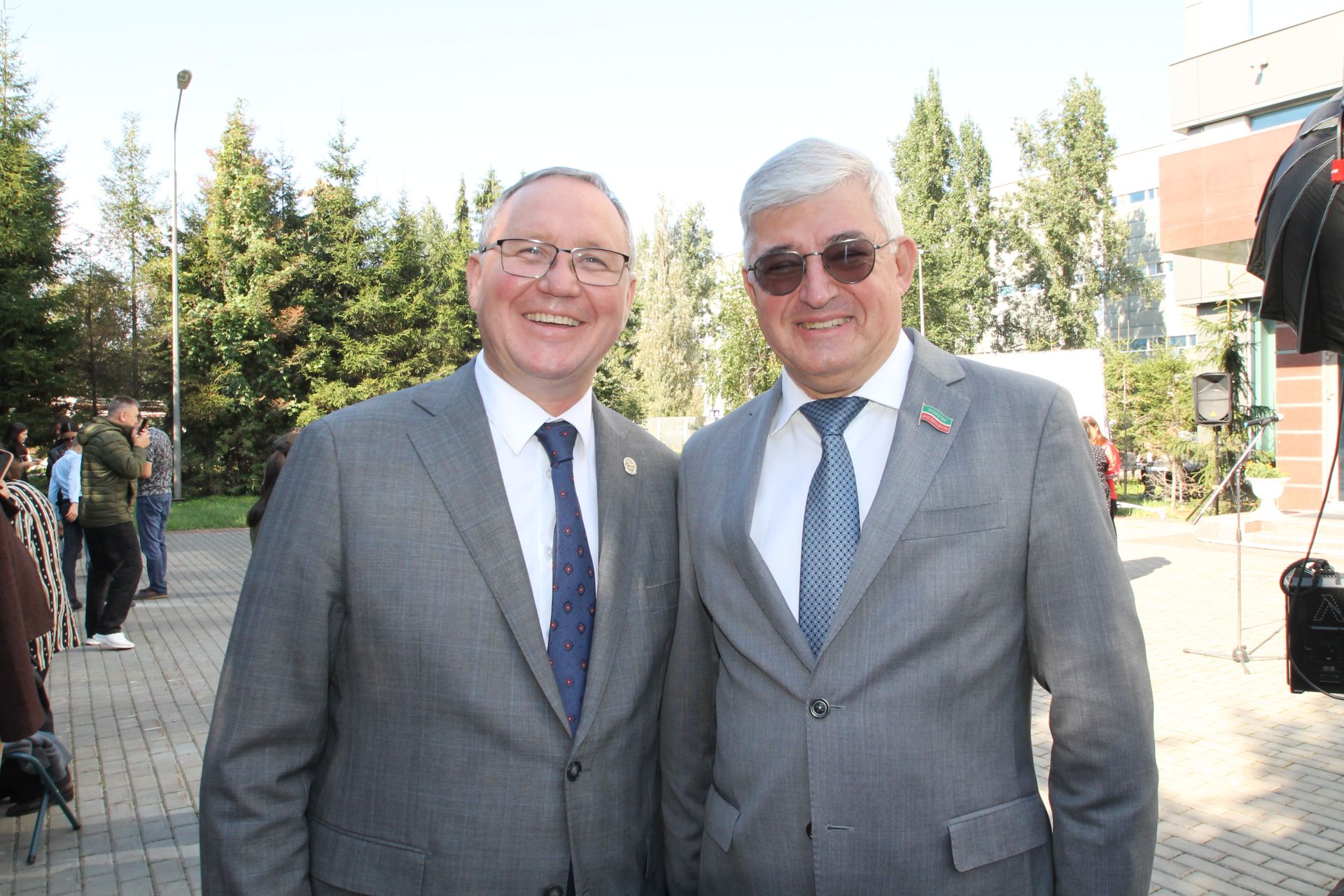 "Ай булмаса, йолдыз бар" әсәре буенча яңа телесериал төшерү уңаеннан тәлинкә вату