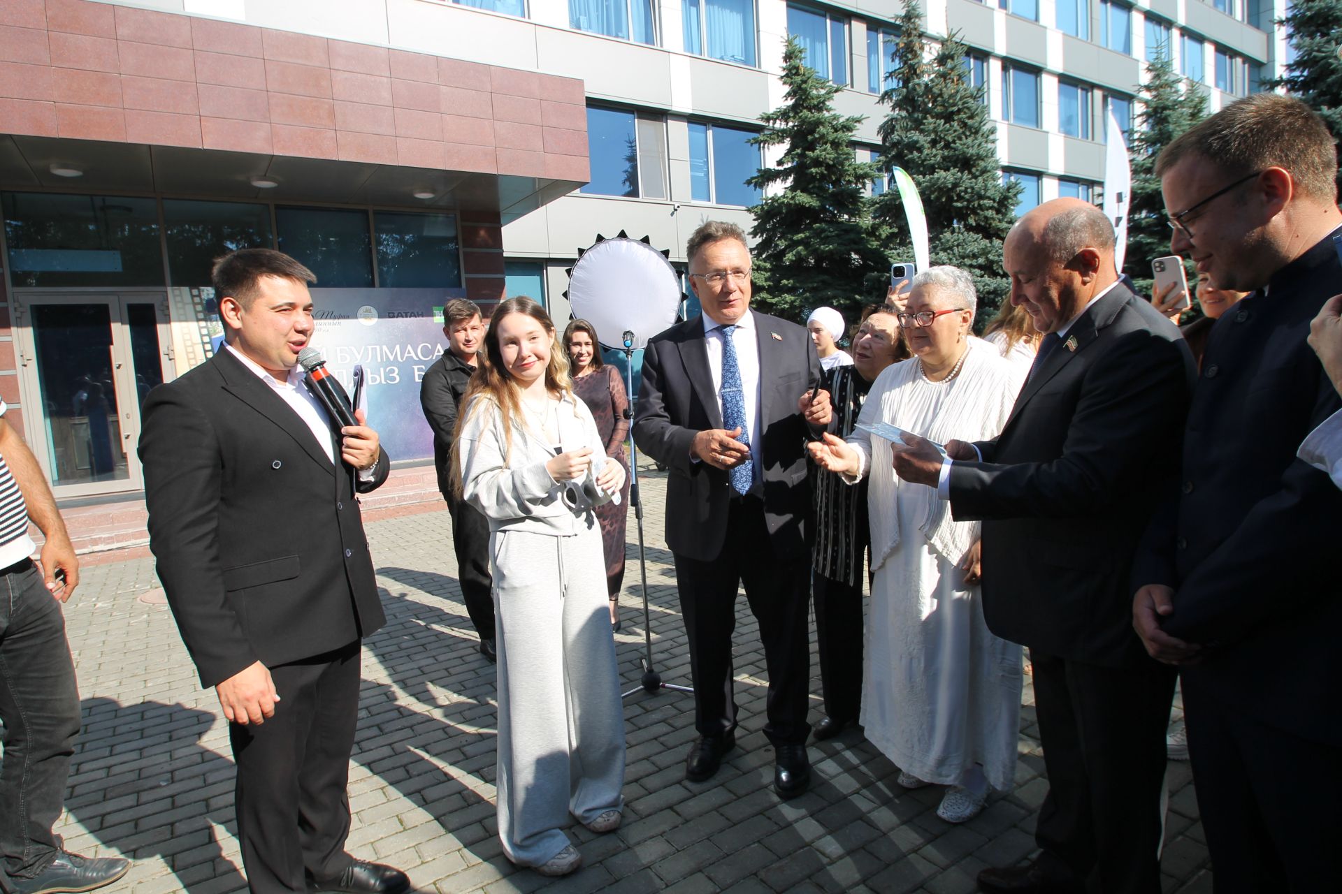 "Ай булмаса, йолдыз бар" әсәре буенча яңа телесериал төшерү уңаеннан тәлинкә вату