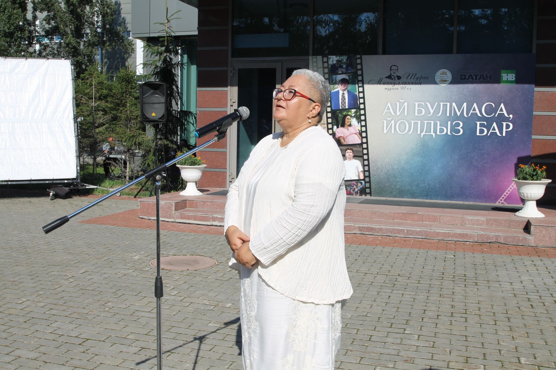 "Ай булмаса, йолдыз бар" әсәре буенча яңа телесериал төшерү уңаеннан тәлинкә вату
