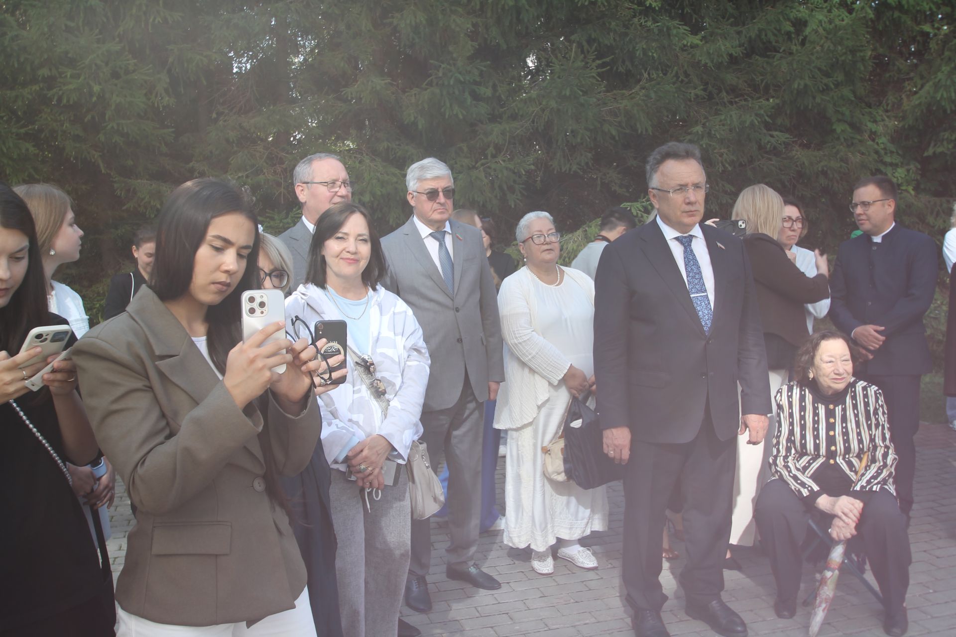 "Ай булмаса, йолдыз бар" әсәре буенча яңа телесериал төшерү уңаеннан тәлинкә вату