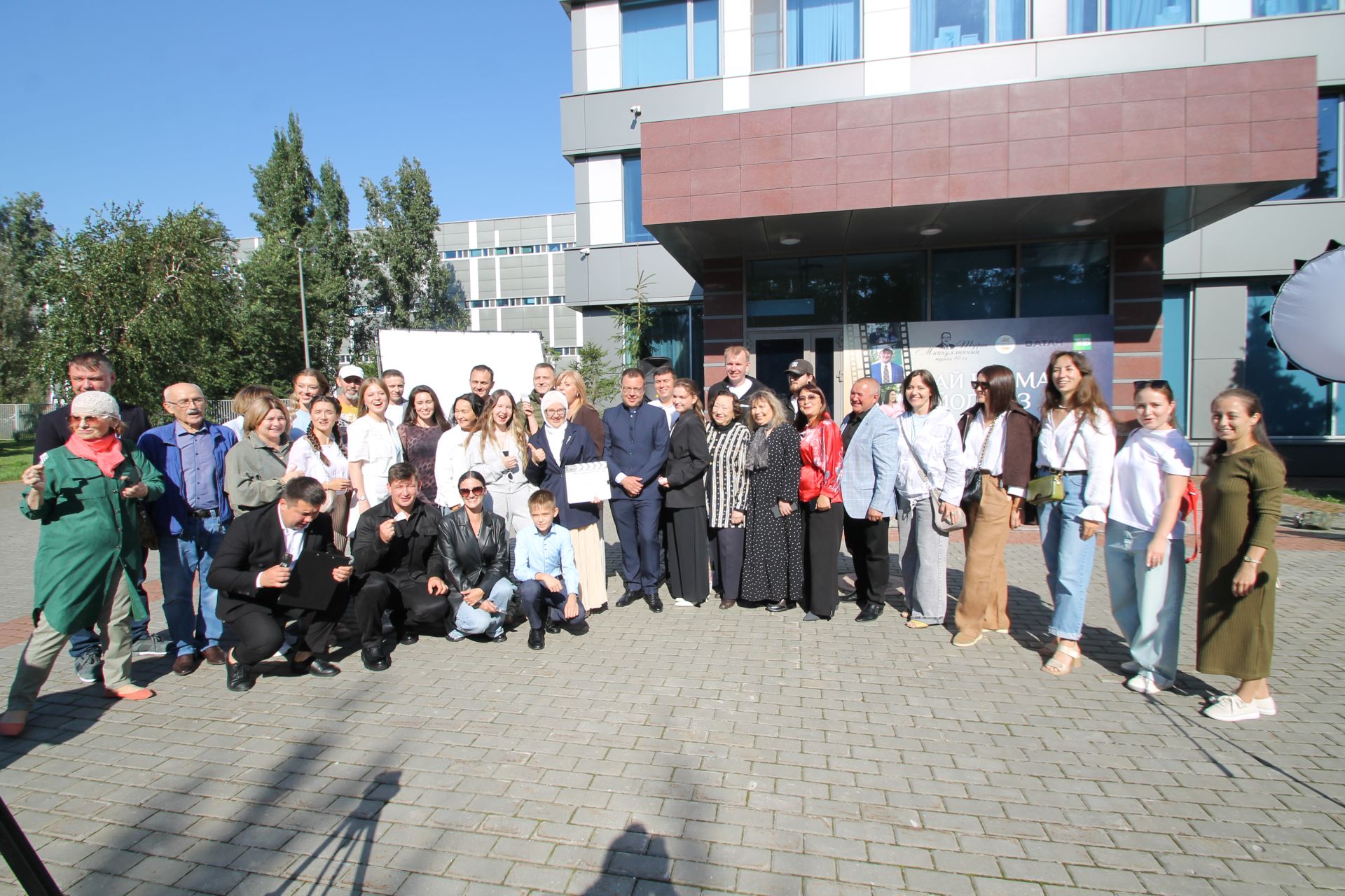 "Ай булмаса, йолдыз бар" әсәре буенча яңа телесериал төшерү уңаеннан тәлинкә вату