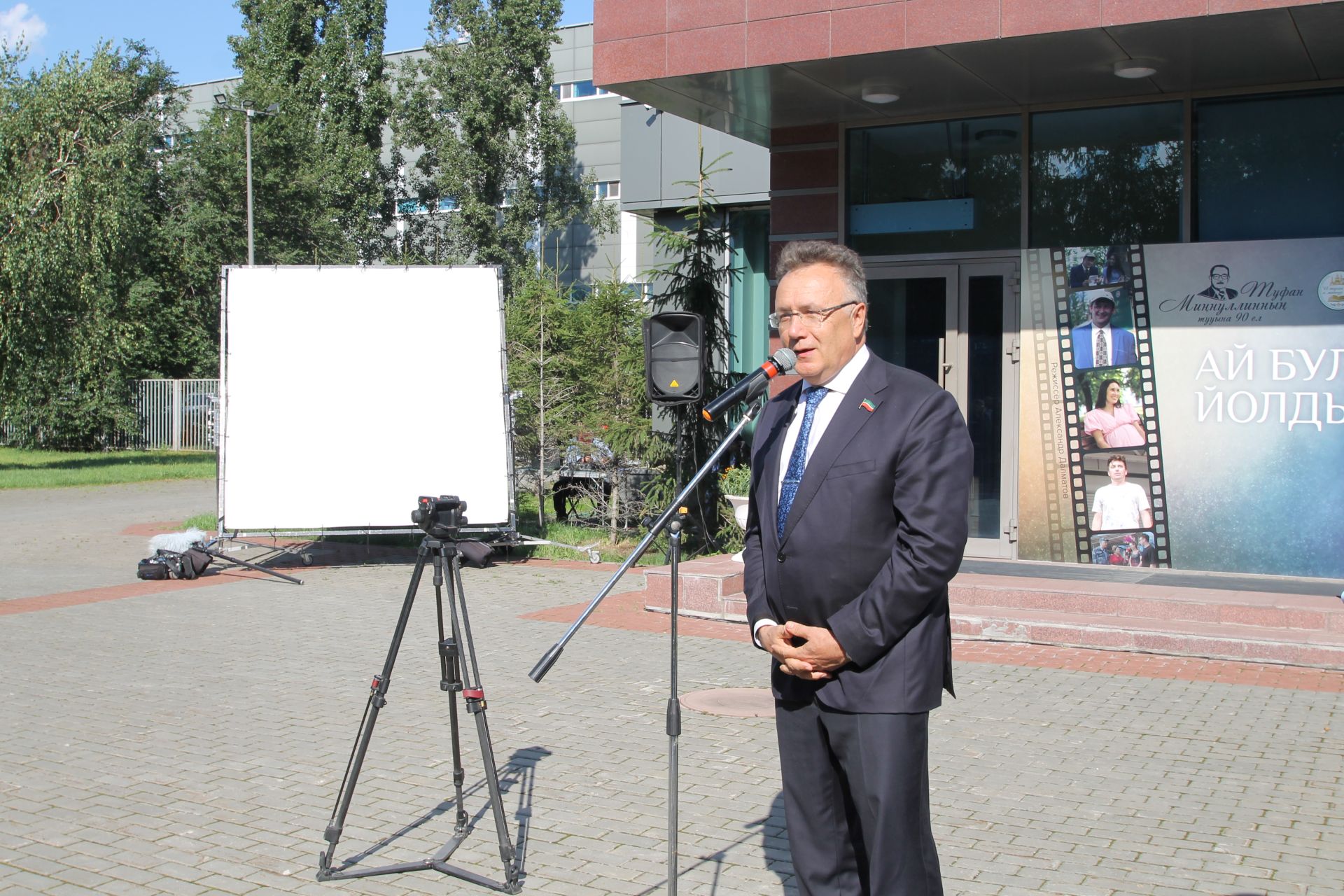 "Ай булмаса, йолдыз бар" әсәре буенча яңа телесериал төшерү уңаеннан тәлинкә вату