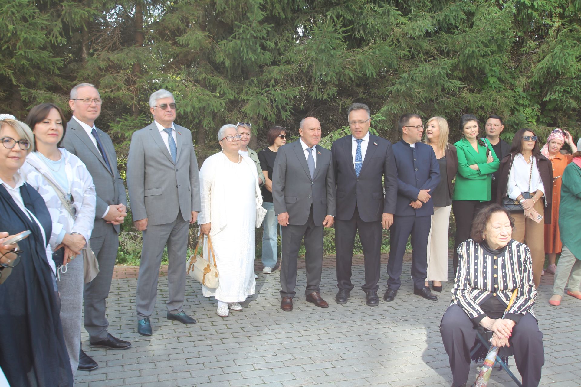 "Ай булмаса, йолдыз бар" әсәре буенча яңа телесериал төшерү уңаеннан тәлинкә вату