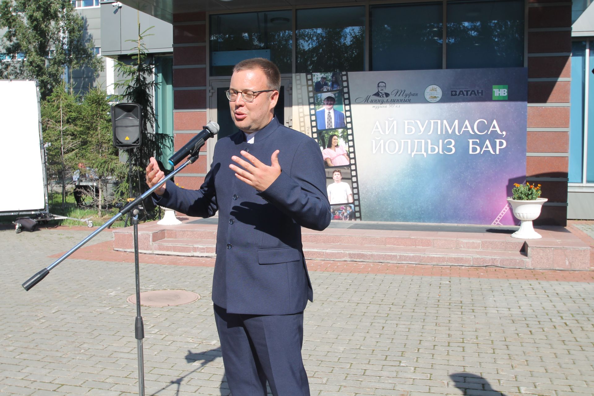 "Ай булмаса, йолдыз бар" әсәре буенча яңа телесериал төшерү уңаеннан тәлинкә вату